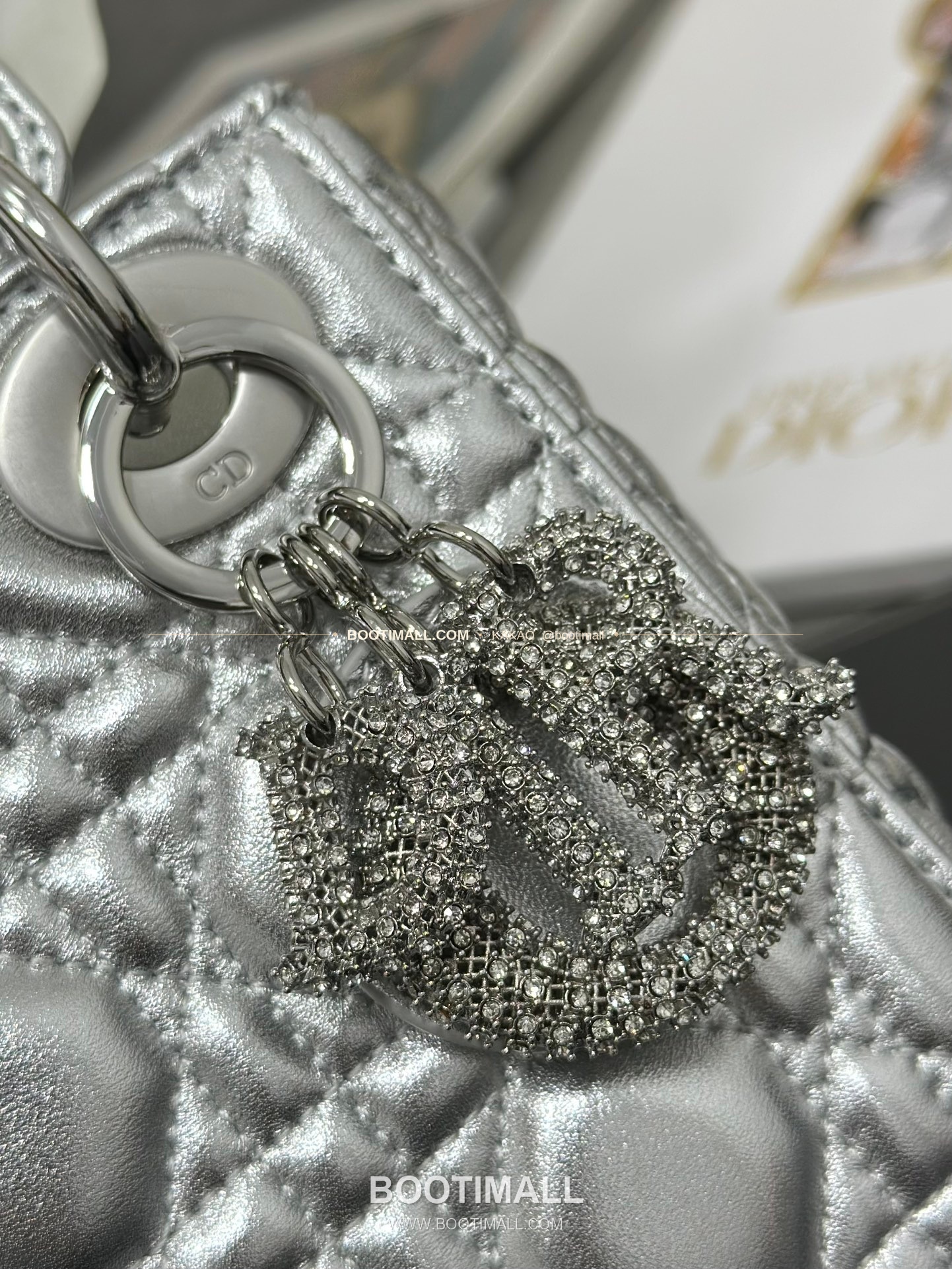 디올 레이디 디올 램스킨 까나쥬 크리스탈 D.I.O.R 참 미니 체인 숄더백 Dior Lady Dior Lambskin Cannage Crystal D.I.O.R Charm Mini Chain Shoulder Bag M0505 17cm 6