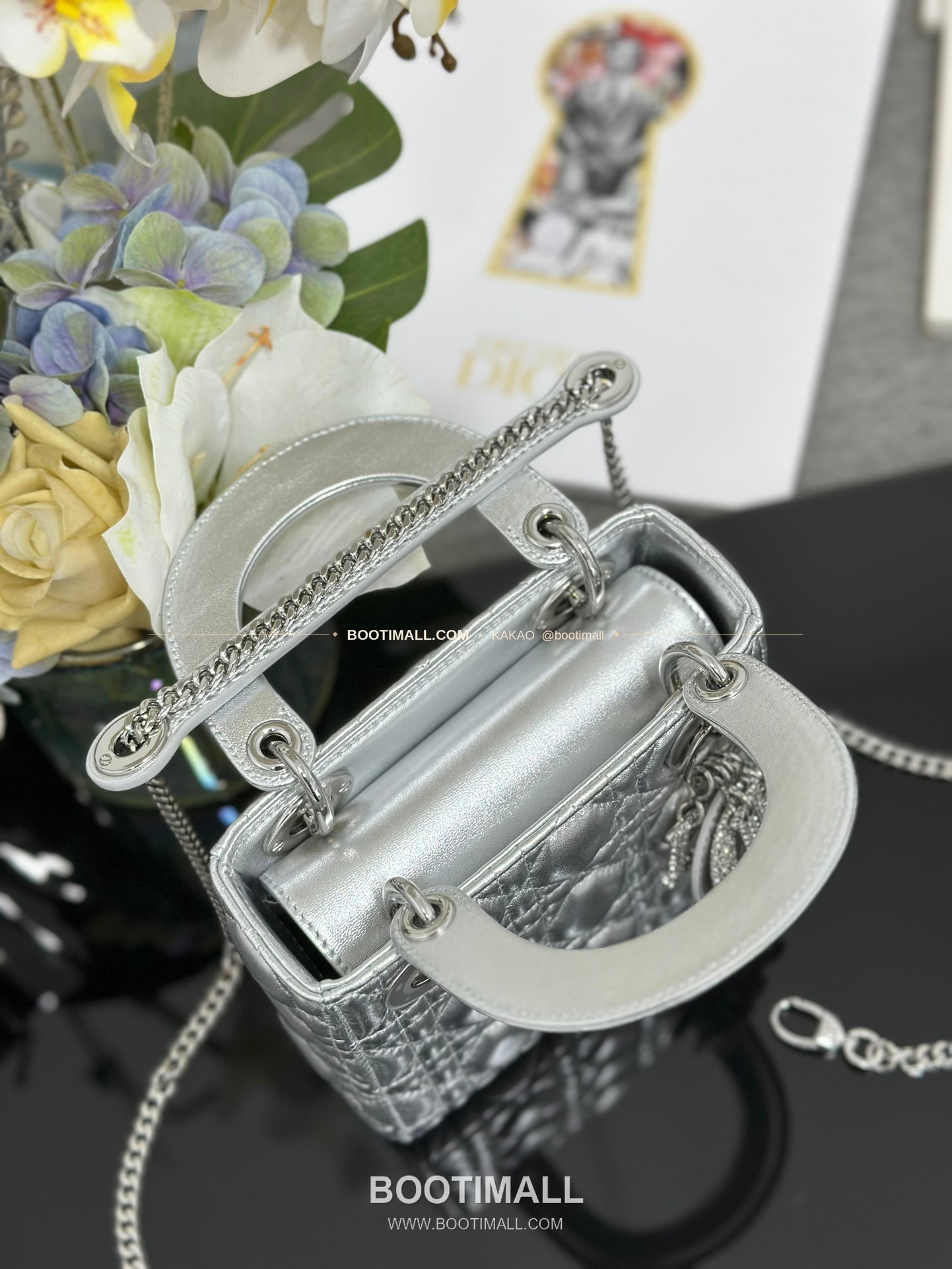 디올 레이디 디올 램스킨 까나쥬 크리스탈 D.I.O.R 참 미니 체인 숄더백 Dior Lady Dior Lambskin Cannage Crystal D.I.O.R Charm Mini Chain Shoulder Bag M0505 17cm 7