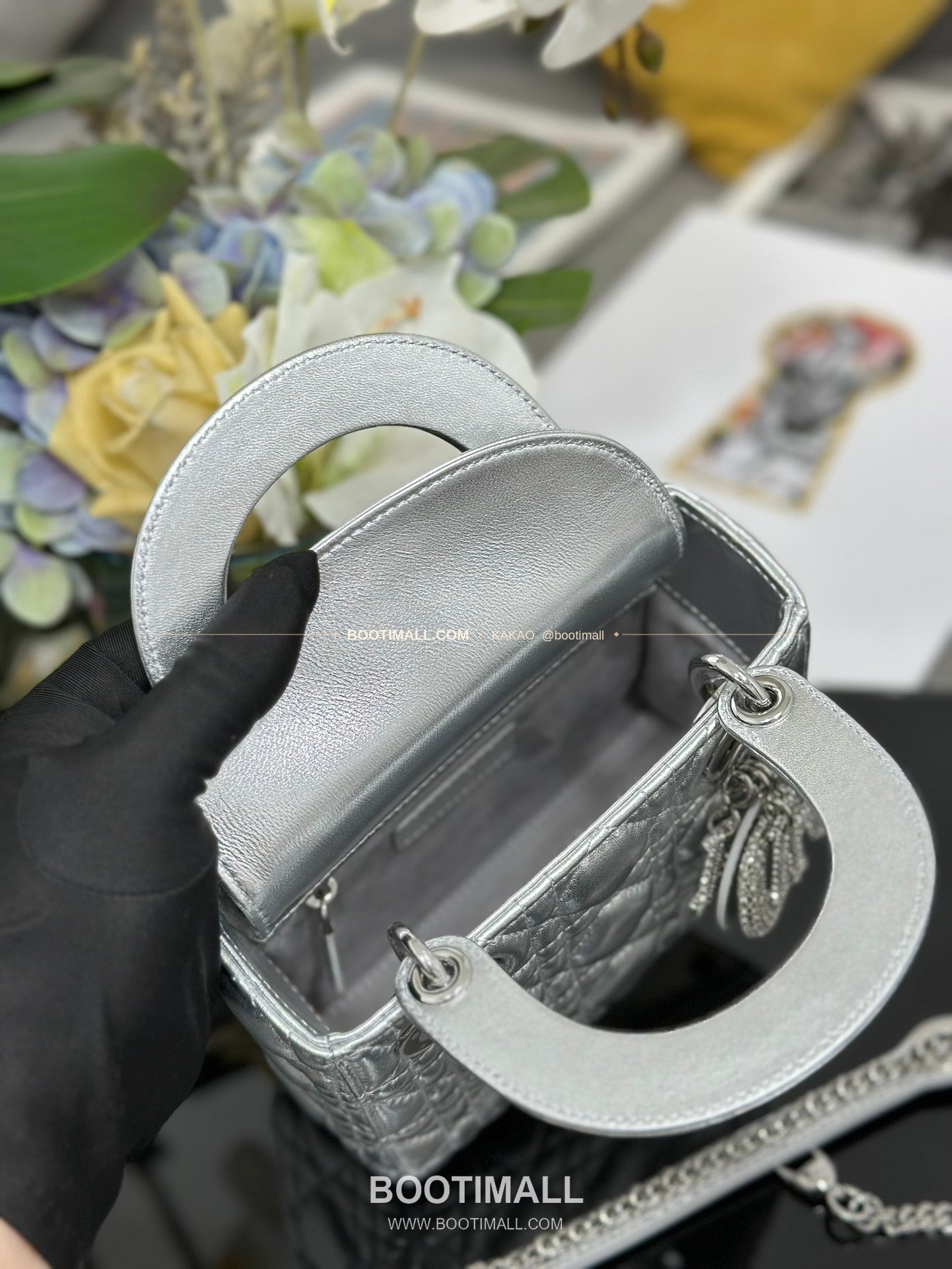 디올 레이디 디올 램스킨 까나쥬 크리스탈 D.I.O.R 참 미니 체인 숄더백 Dior Lady Dior Lambskin Cannage Crystal D.I.O.R Charm Mini Chain Shoulder Bag M0505 17cm 8