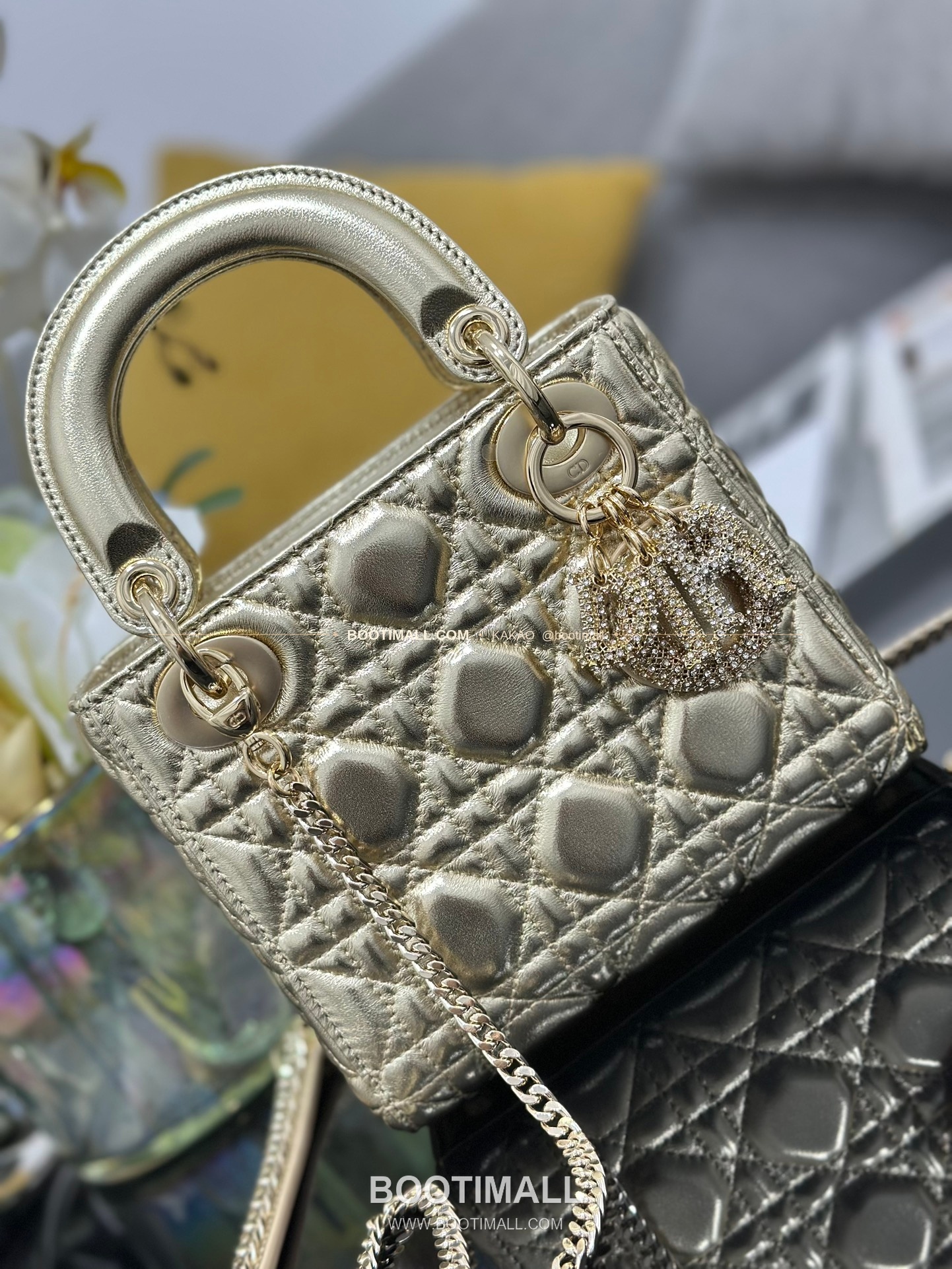 디올 레이디 디올 램스킨 까나쥬 크리스탈 D.I.O.R 참 미니 체인 숄더백 Dior Lady Dior Lambskin Cannage Crystal D.I.O.R Charm Mini Chain Shoulder Bag M0505 17cm 5