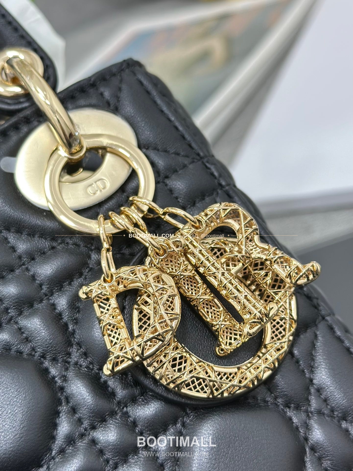 디올 레이디 디올 램스킨 까나쥬 오픈워크 D.I.O.R 참 미니 체인 숄더백 Dior Lady Dior Lambskin Cannage Openwork D.I.O.R Charm Mini Chain Shoulder Bag M0505 17cm 6