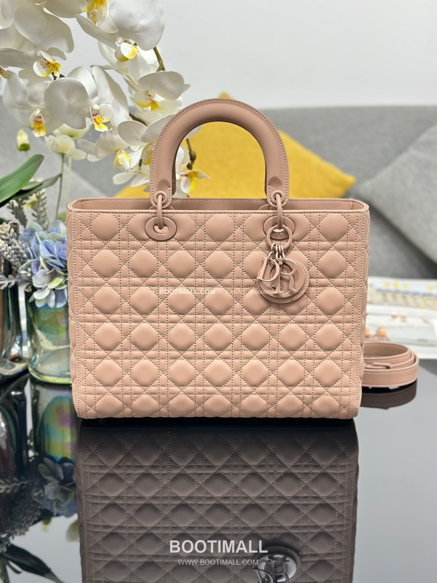 디올 레이디 디올 카프스킨 까나쥬 울트라 매트 플랩 토트 숄더백 Dior Lady Dior Calfskin Cannage Ultra Matte Flap Tote Shoulder Bag M0566 32cm 1