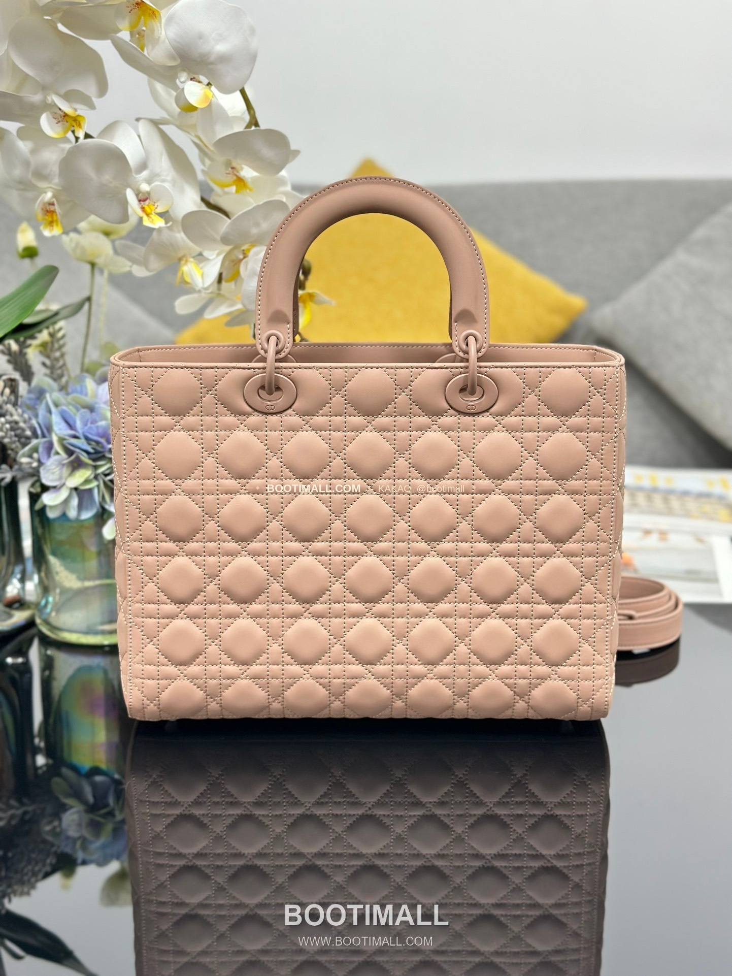 디올 레이디 디올 카프스킨 까나쥬 울트라 매트 플랩 토트 숄더백 Dior Lady Dior Calfskin Cannage Ultra Matte Flap Tote Shoulder Bag M0566 32cm 2