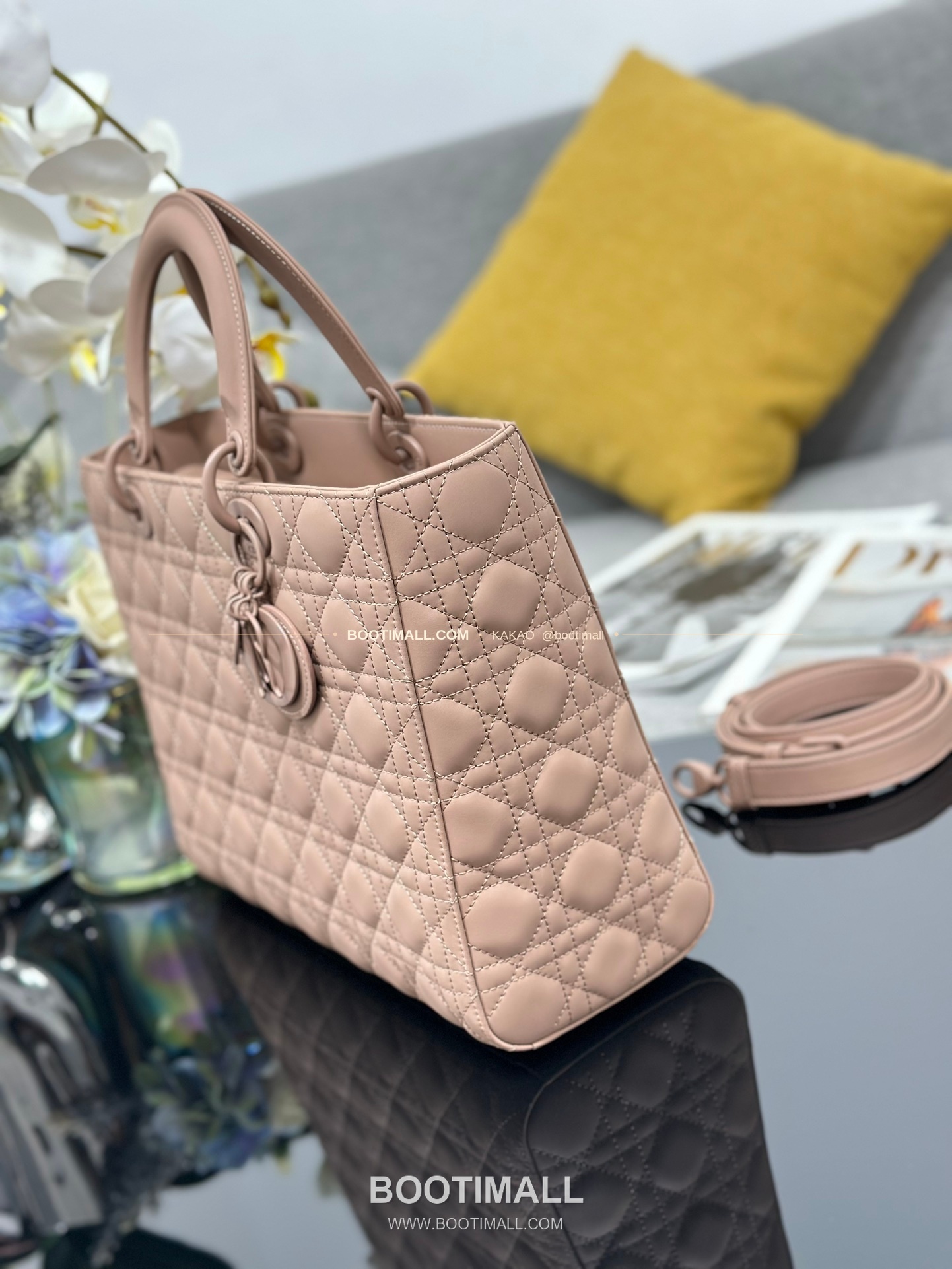 디올 레이디 디올 카프스킨 까나쥬 울트라 매트 플랩 토트 숄더백 Dior Lady Dior Calfskin Cannage Ultra Matte Flap Tote Shoulder Bag M0566 32cm 3