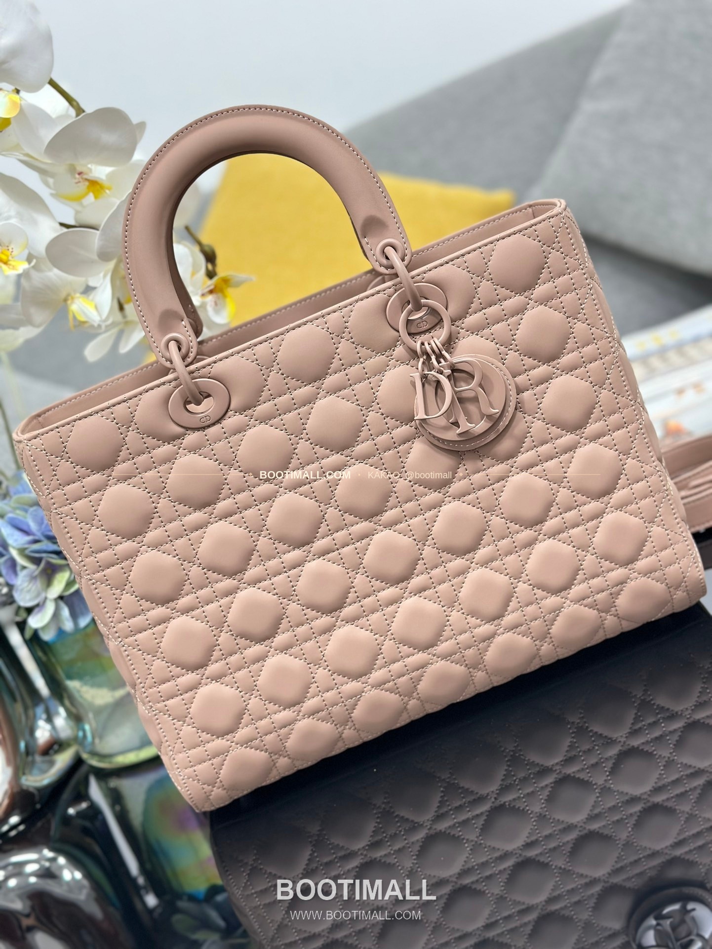 디올 레이디 디올 카프스킨 까나쥬 울트라 매트 플랩 토트 숄더백 Dior Lady Dior Calfskin Cannage Ultra Matte Flap Tote Shoulder Bag M0566 32cm 5
