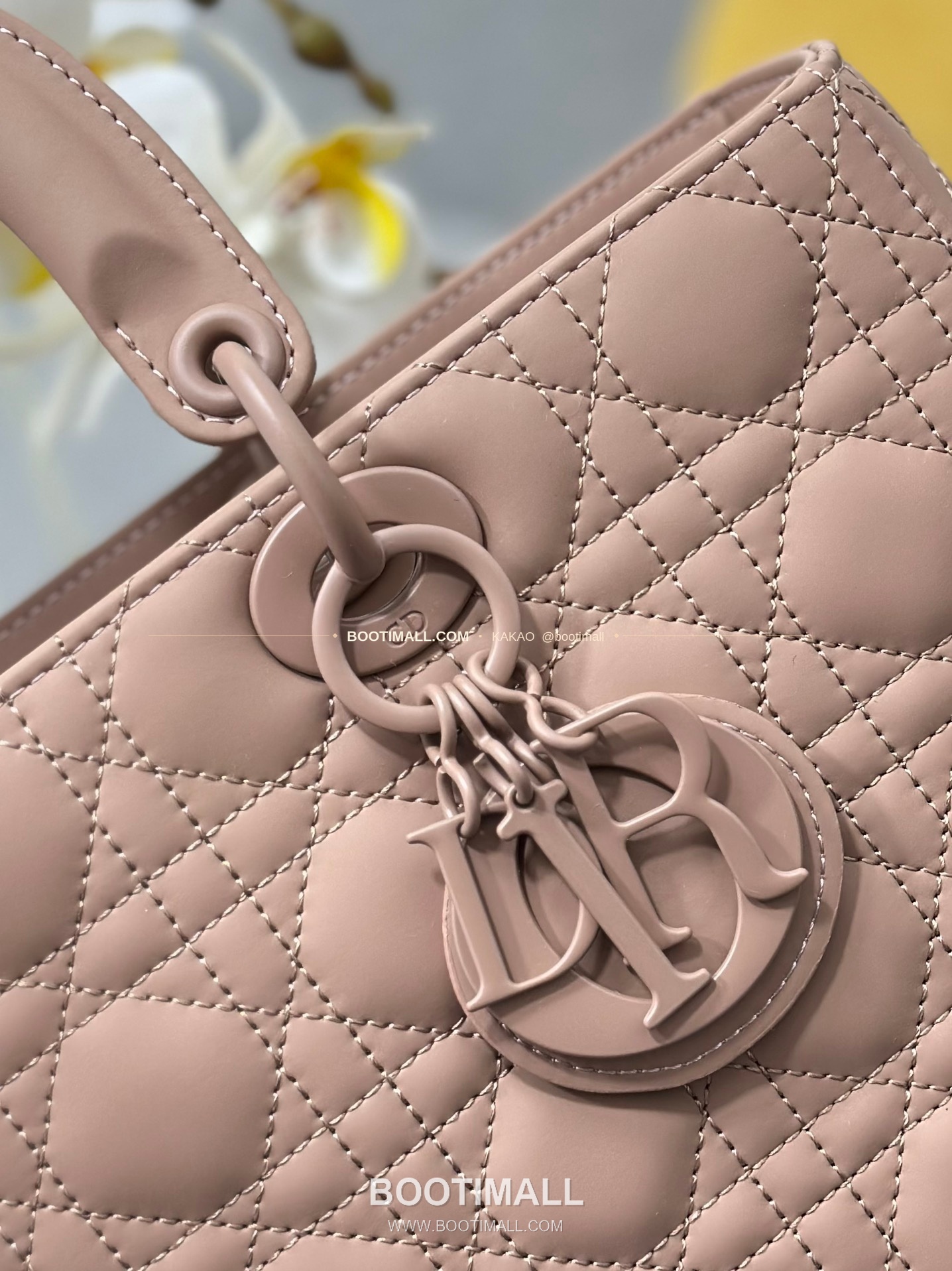 디올 레이디 디올 카프스킨 까나쥬 울트라 매트 플랩 토트 숄더백 Dior Lady Dior Calfskin Cannage Ultra Matte Flap Tote Shoulder Bag M0566 32cm 6