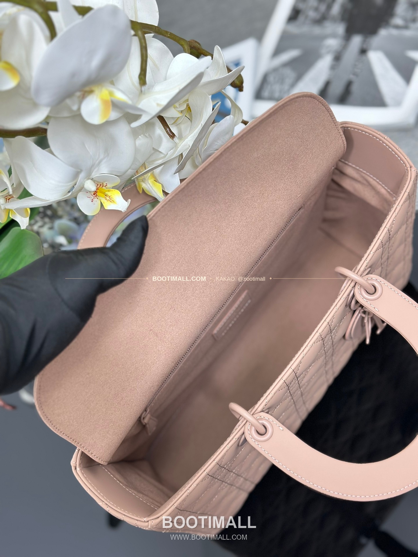 디올 레이디 디올 카프스킨 까나쥬 울트라 매트 플랩 토트 숄더백 Dior Lady Dior Calfskin Cannage Ultra Matte Flap Tote Shoulder Bag M0566 32cm 8