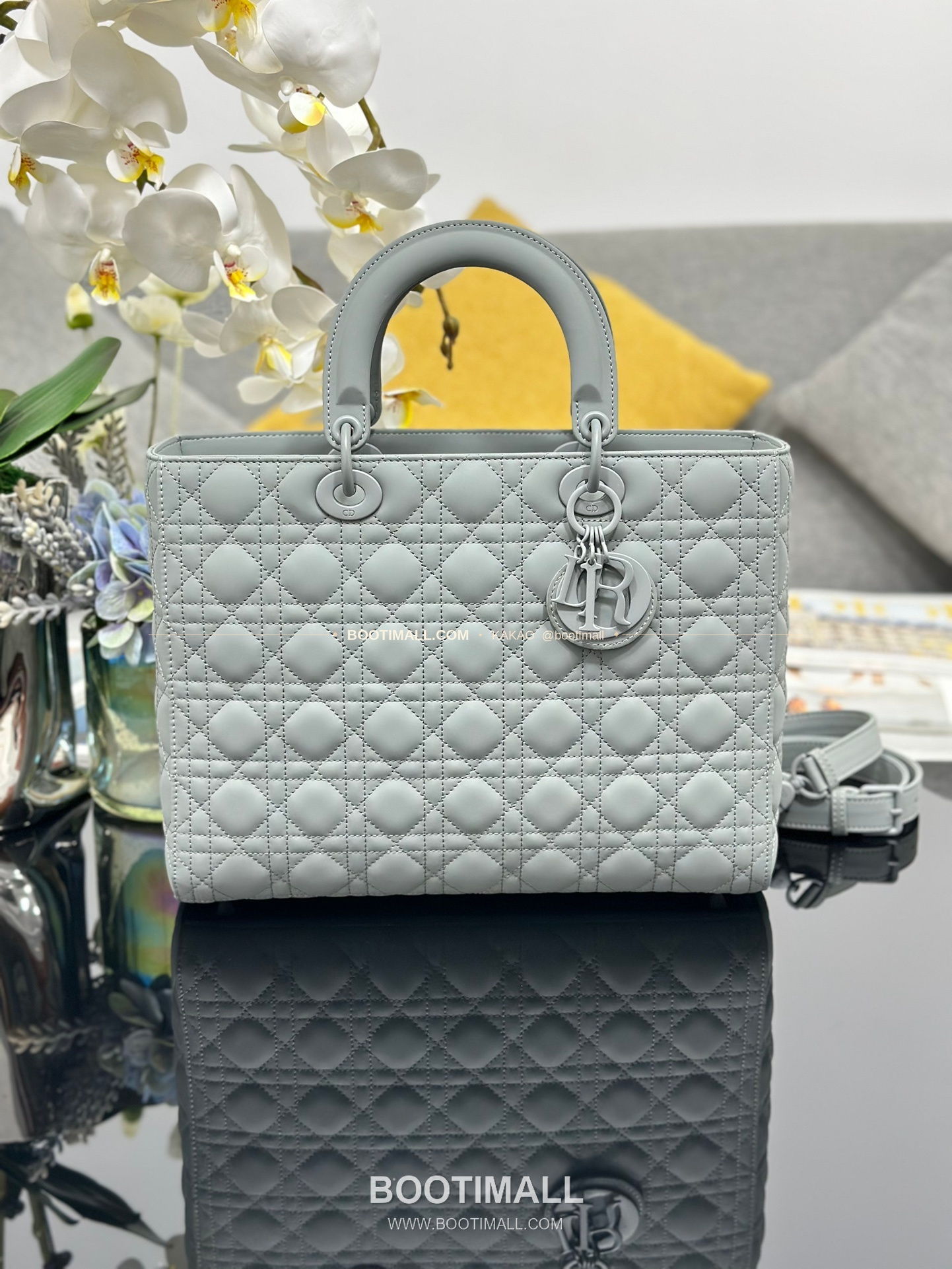 디올 레이디 디올 카프스킨 까나쥬 울트라 매트 플랩 토트 숄더백 Dior Lady Dior Calfskin Cannage Ultra Matte Flap Tote Shoulder Bag M0566 32cm 1