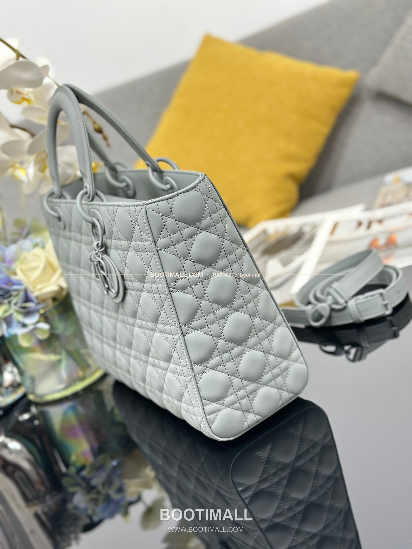 디올 레이디 디올 카프스킨 까나쥬 울트라 매트 플랩 토트 숄더백 Dior Lady Dior Calfskin Cannage Ultra Matte Flap Tote Shoulder Bag M0566 32cm 3