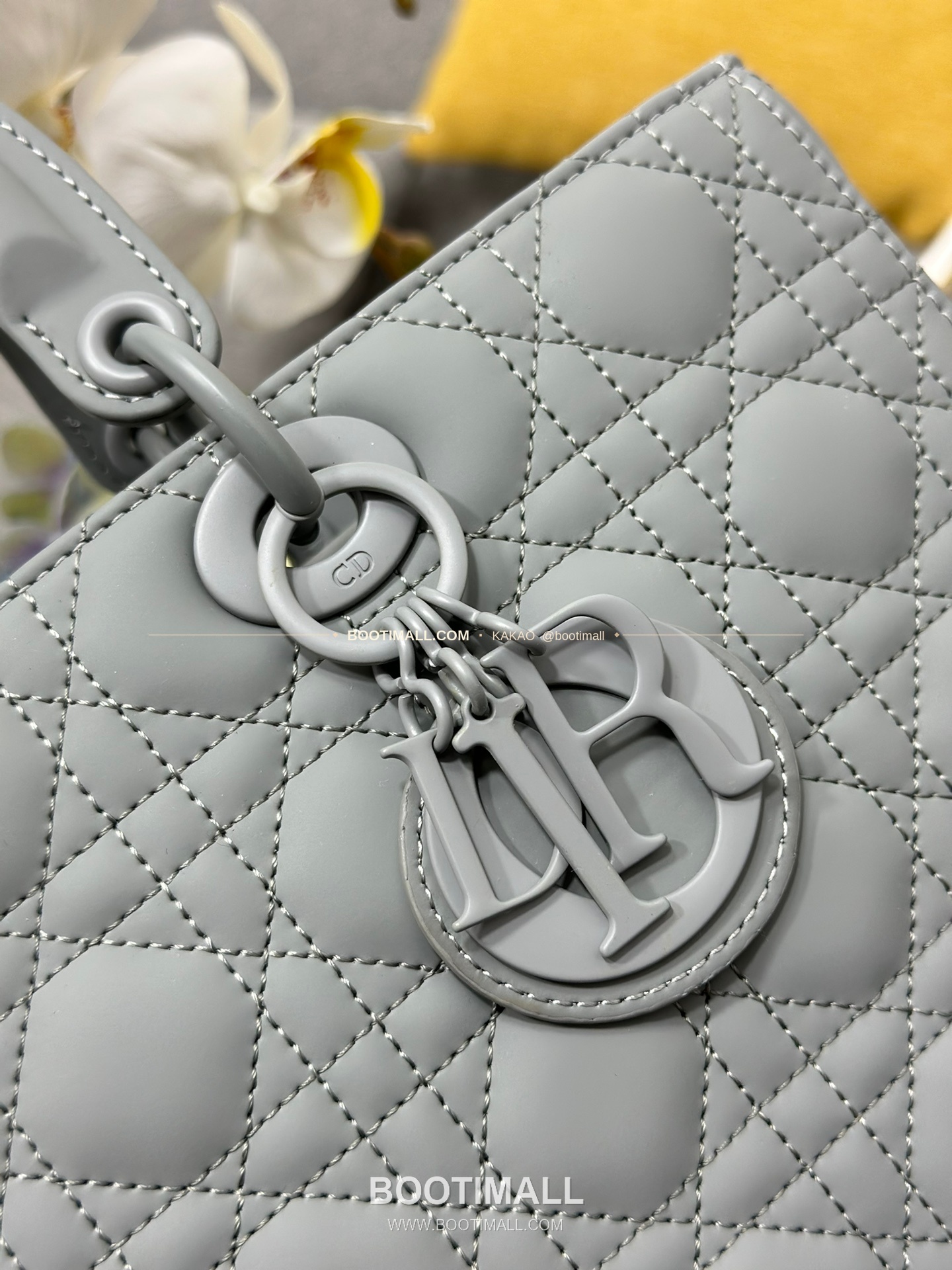 디올 레이디 디올 카프스킨 까나쥬 울트라 매트 플랩 토트 숄더백 Dior Lady Dior Calfskin Cannage Ultra Matte Flap Tote Shoulder Bag M0566 32cm 6