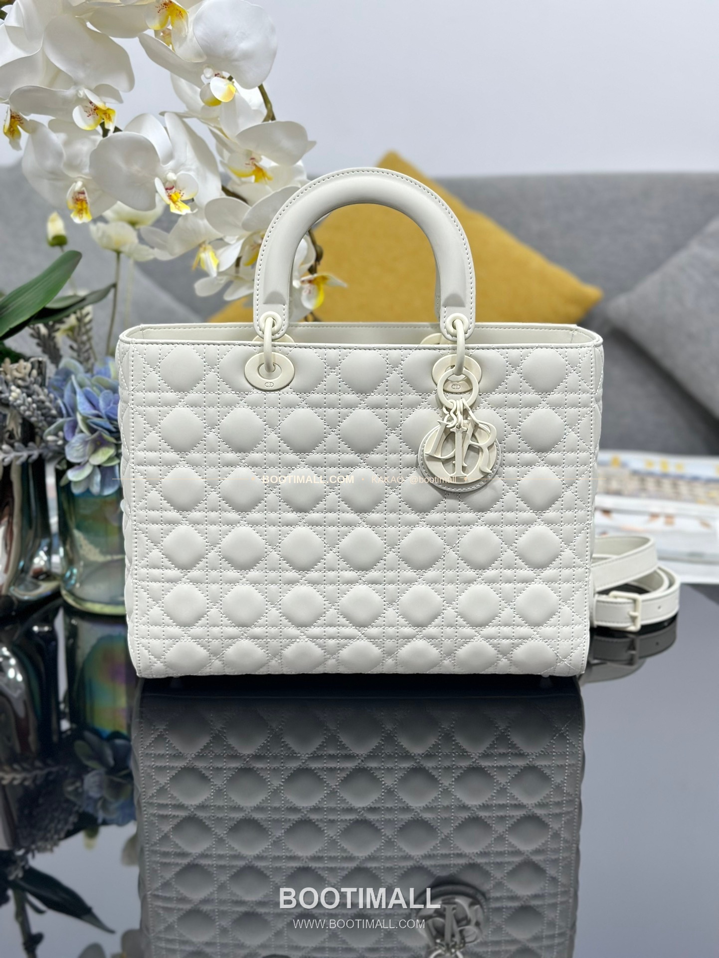 디올 레이디 디올 카프스킨 까나쥬 울트라 매트 플랩 토트 숄더백 Dior Lady Dior Calfskin Cannage Ultra Matte Flap Tote Shoulder Bag M0566 32cm 1