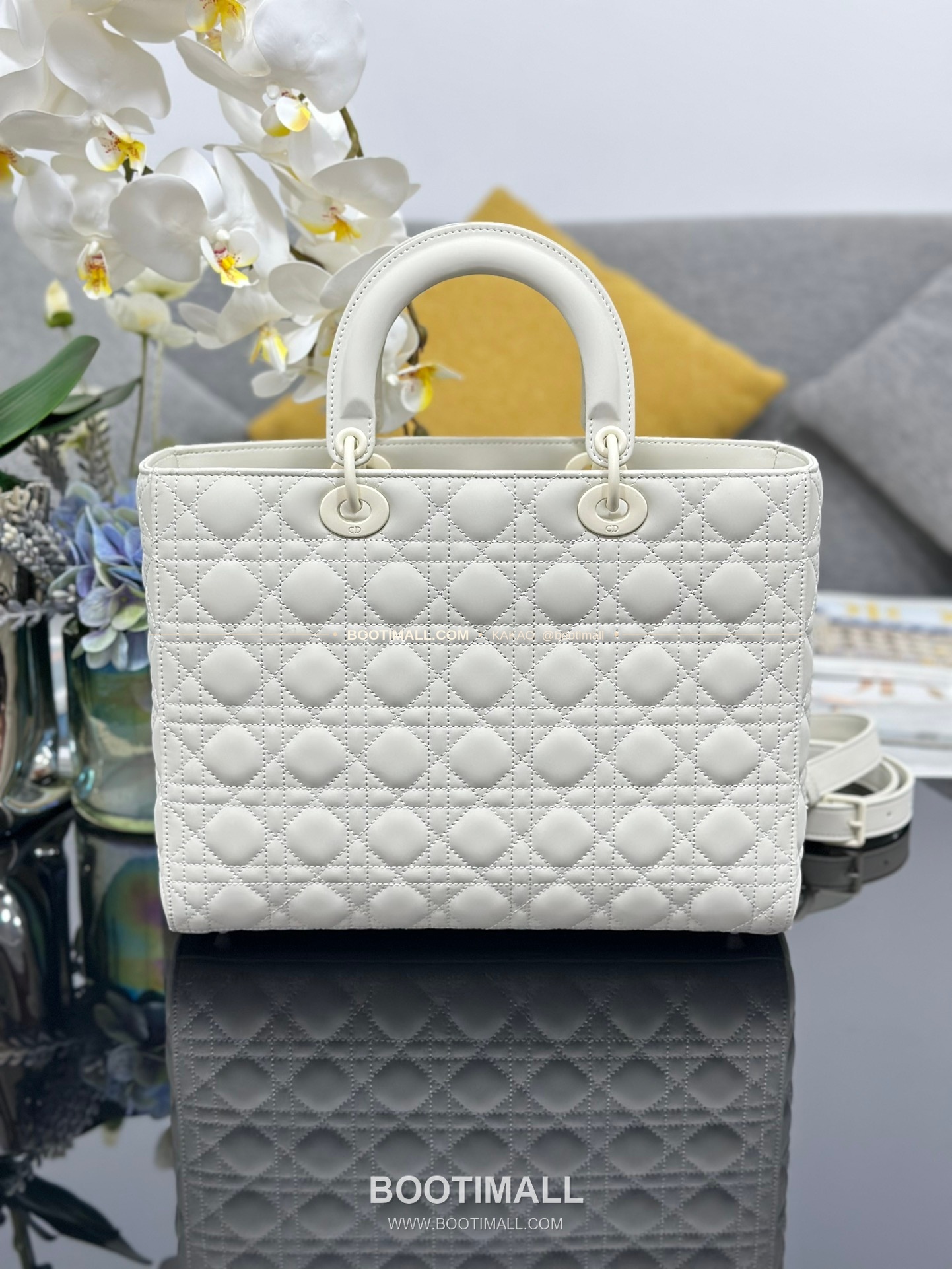 디올 레이디 디올 카프스킨 까나쥬 울트라 매트 플랩 토트 숄더백 Dior Lady Dior Calfskin Cannage Ultra Matte Flap Tote Shoulder Bag M0566 32cm 2