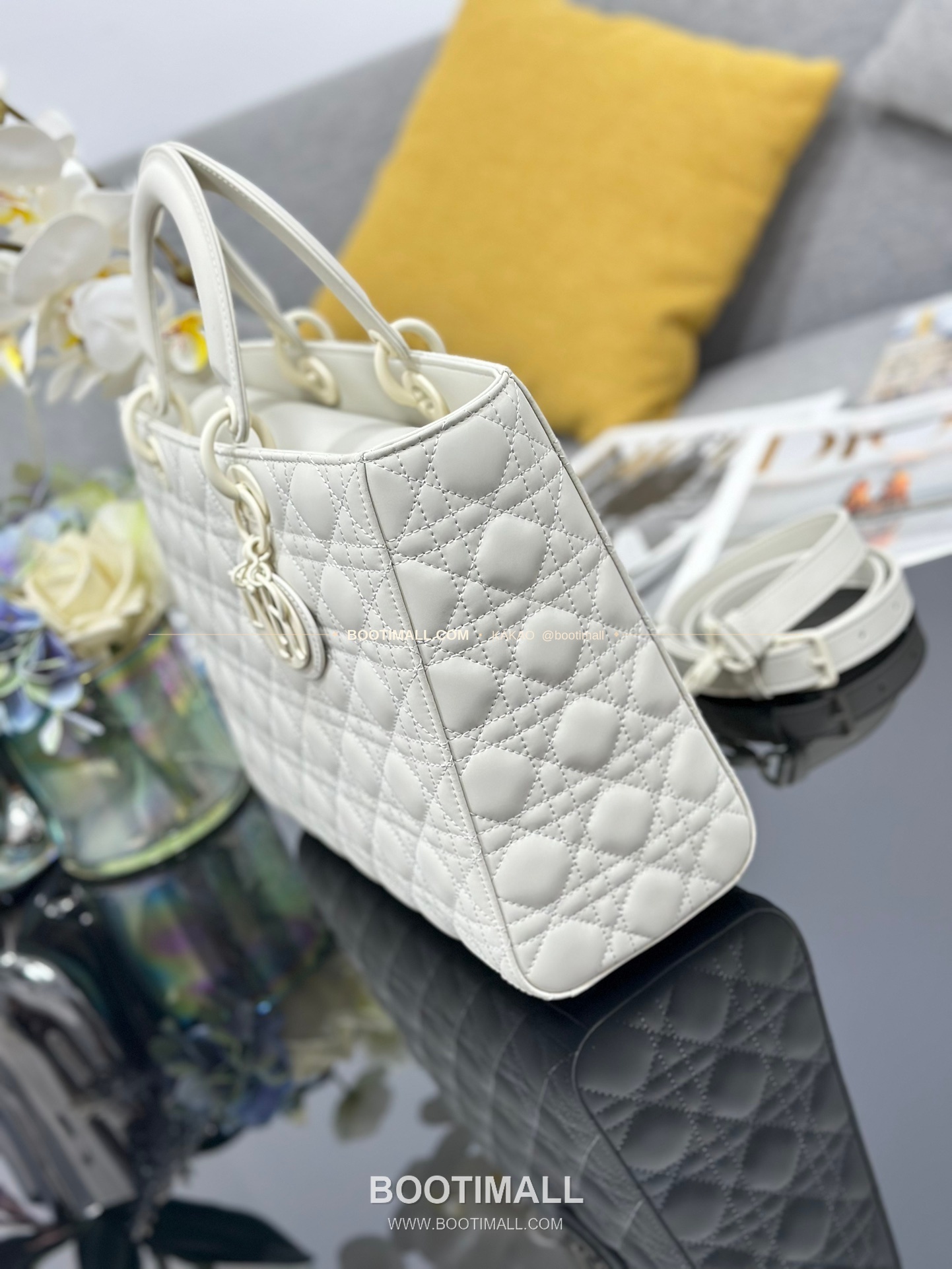 디올 레이디 디올 카프스킨 까나쥬 울트라 매트 플랩 토트 숄더백 Dior Lady Dior Calfskin Cannage Ultra Matte Flap Tote Shoulder Bag M0566 32cm 3