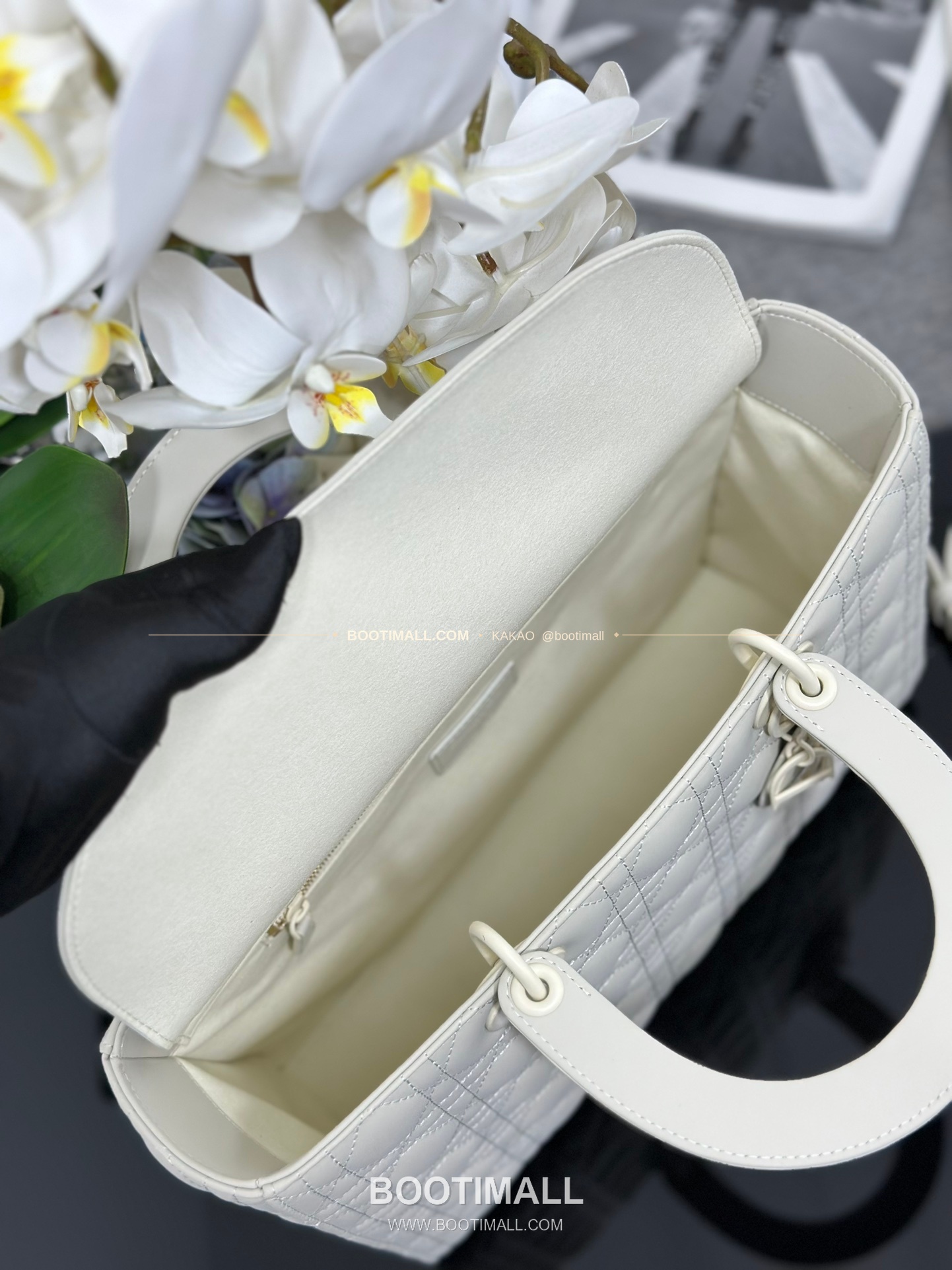 디올 레이디 디올 카프스킨 까나쥬 울트라 매트 플랩 토트 숄더백 Dior Lady Dior Calfskin Cannage Ultra Matte Flap Tote Shoulder Bag M0566 32cm 8