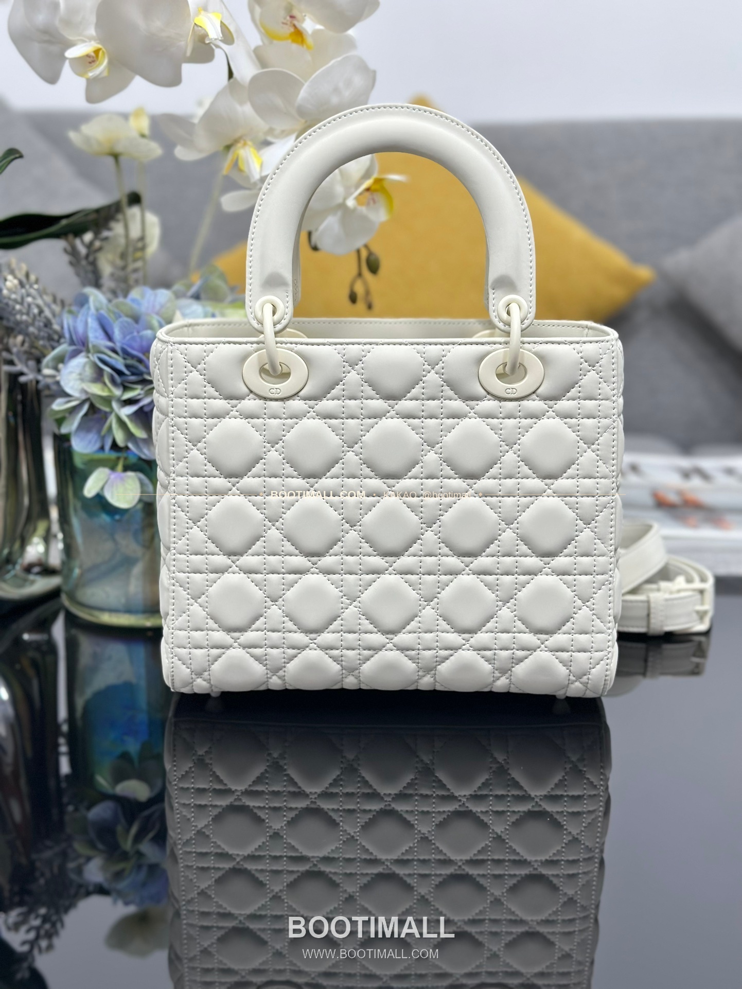 디올 레이디 디올 카프스킨 까나쥬 울트라 매트 플랩 토트 숄더백 Dior Lady Dior Calfskin Cannage Ultra Matte Flap Tote Shoulder Bag M0565 24cm 2