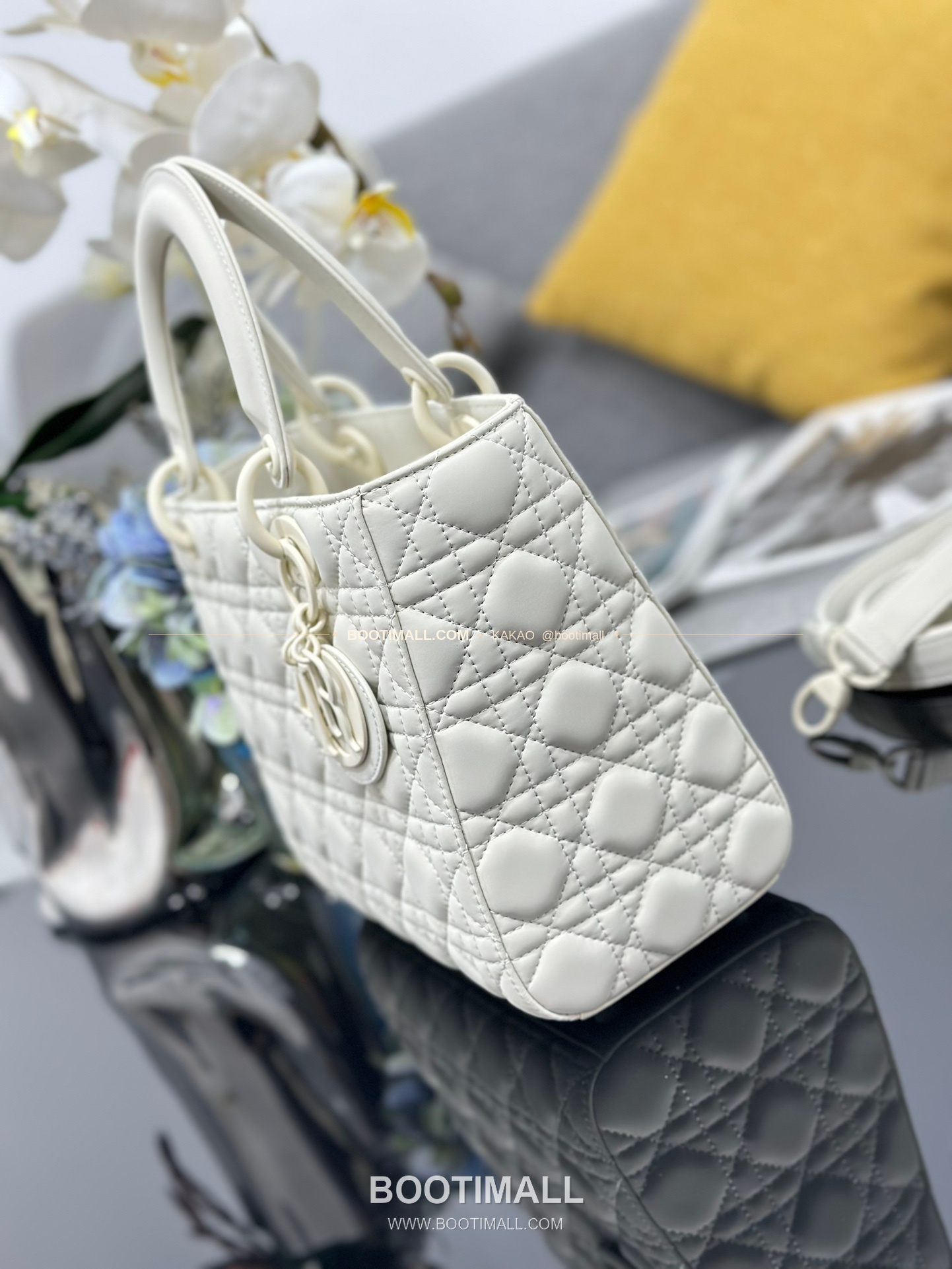 디올 레이디 디올 카프스킨 까나쥬 울트라 매트 플랩 토트 숄더백 Dior Lady Dior Calfskin Cannage Ultra Matte Flap Tote Shoulder Bag M0565 24cm 3