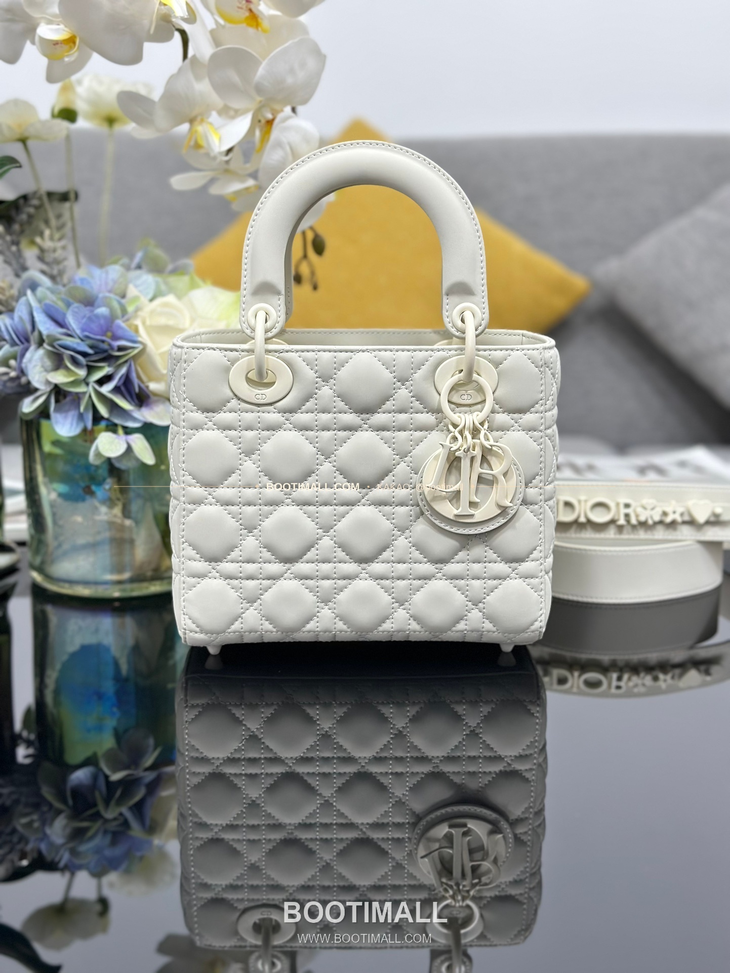 디올 레이디 디올 마이 카프스킨 까나쥬 울트라 매트 배지 참 토트 숄더백 Dior Lady Dior My Calfskin Cannage Ultra Matte Badge D.I.O.R Charm Tote Shoulder Bag M0538 20cm 1