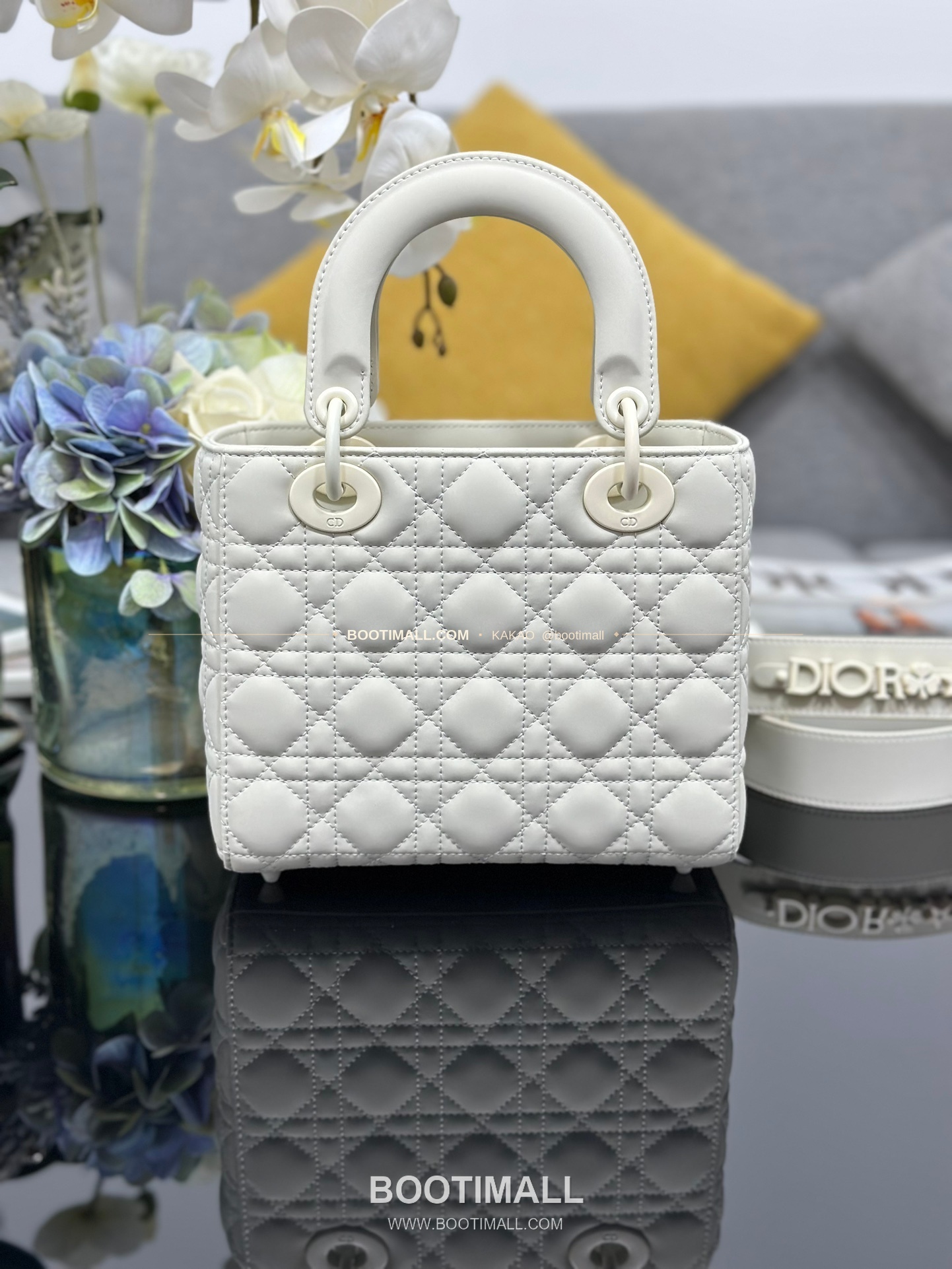 디올 레이디 디올 마이 카프스킨 까나쥬 울트라 매트 배지 참 토트 숄더백 Dior Lady Dior My Calfskin Cannage Ultra Matte Badge D.I.O.R Charm Tote Shoulder Bag M0538 20cm 2