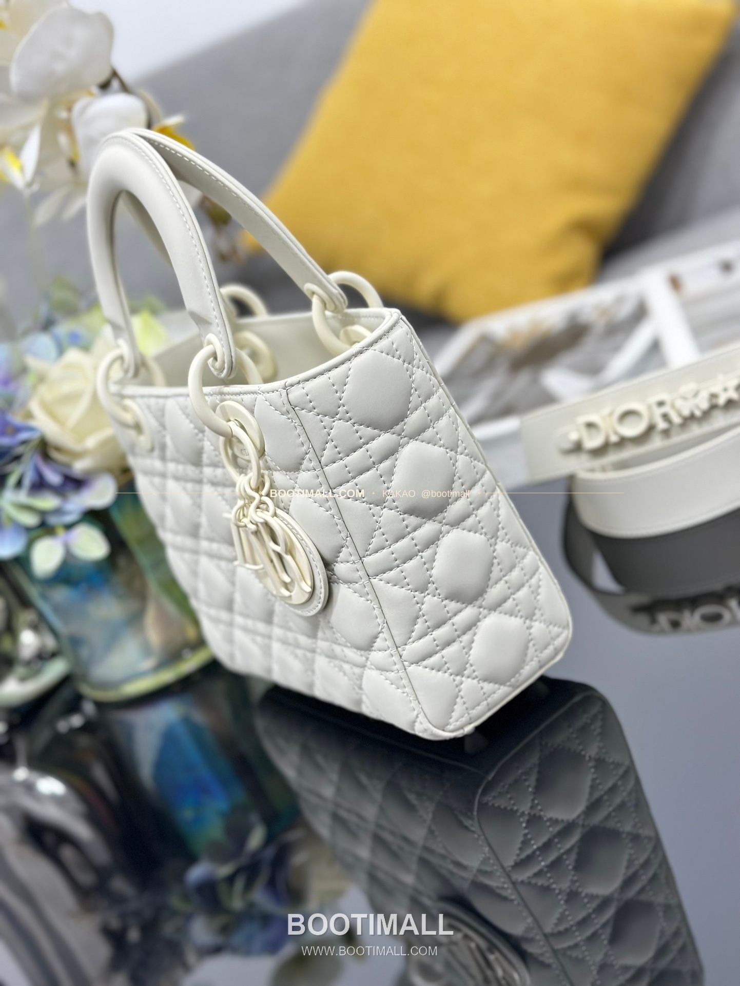 디올 레이디 디올 마이 카프스킨 까나쥬 울트라 매트 배지 참 토트 숄더백 Dior Lady Dior My Calfskin Cannage Ultra Matte Badge D.I.O.R Charm Tote Shoulder Bag M0538 20cm 3