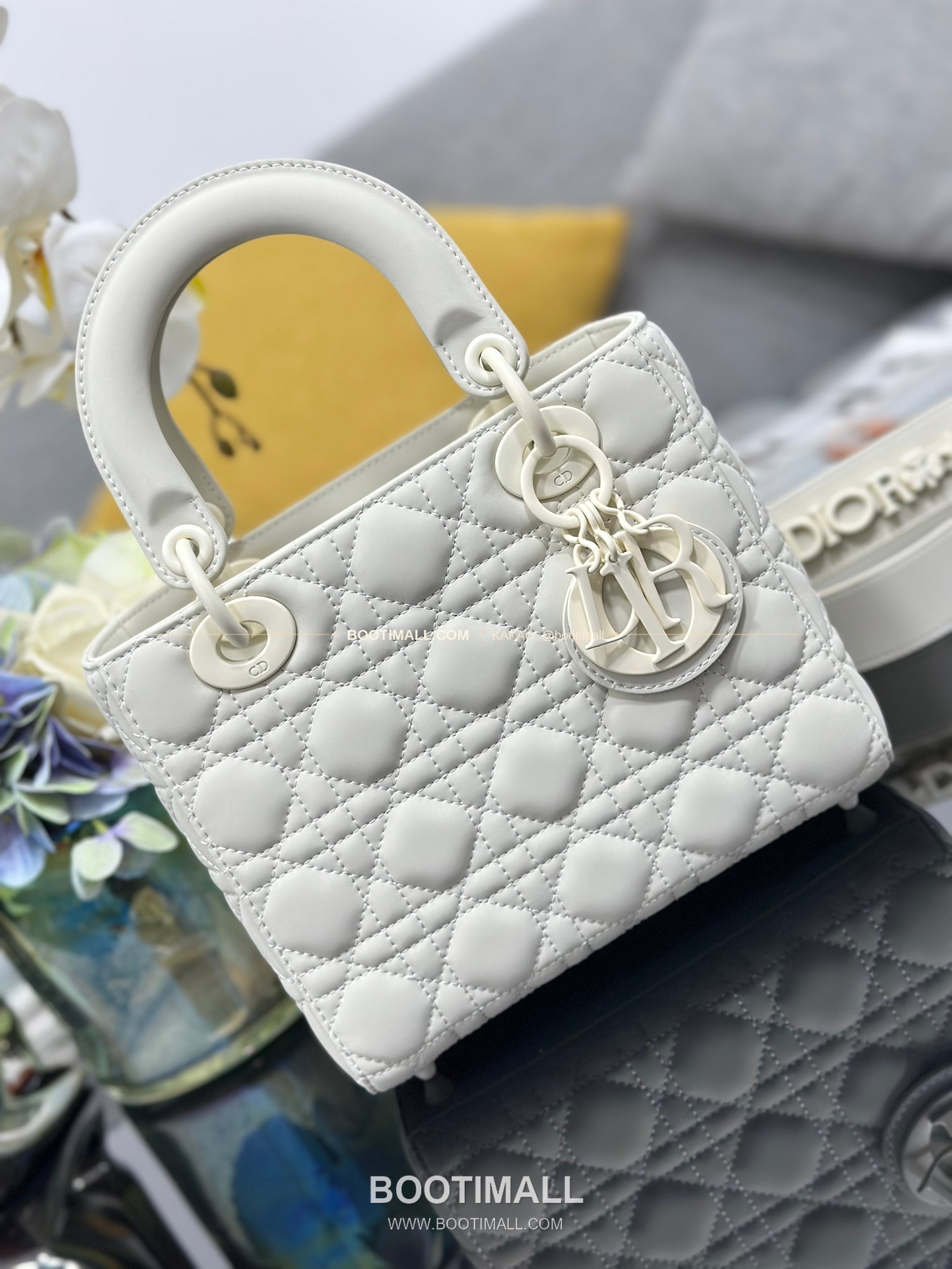 디올 레이디 디올 마이 카프스킨 까나쥬 울트라 매트 배지 참 토트 숄더백 Dior Lady Dior My Calfskin Cannage Ultra Matte Badge D.I.O.R Charm Tote Shoulder Bag M0538 20cm 5