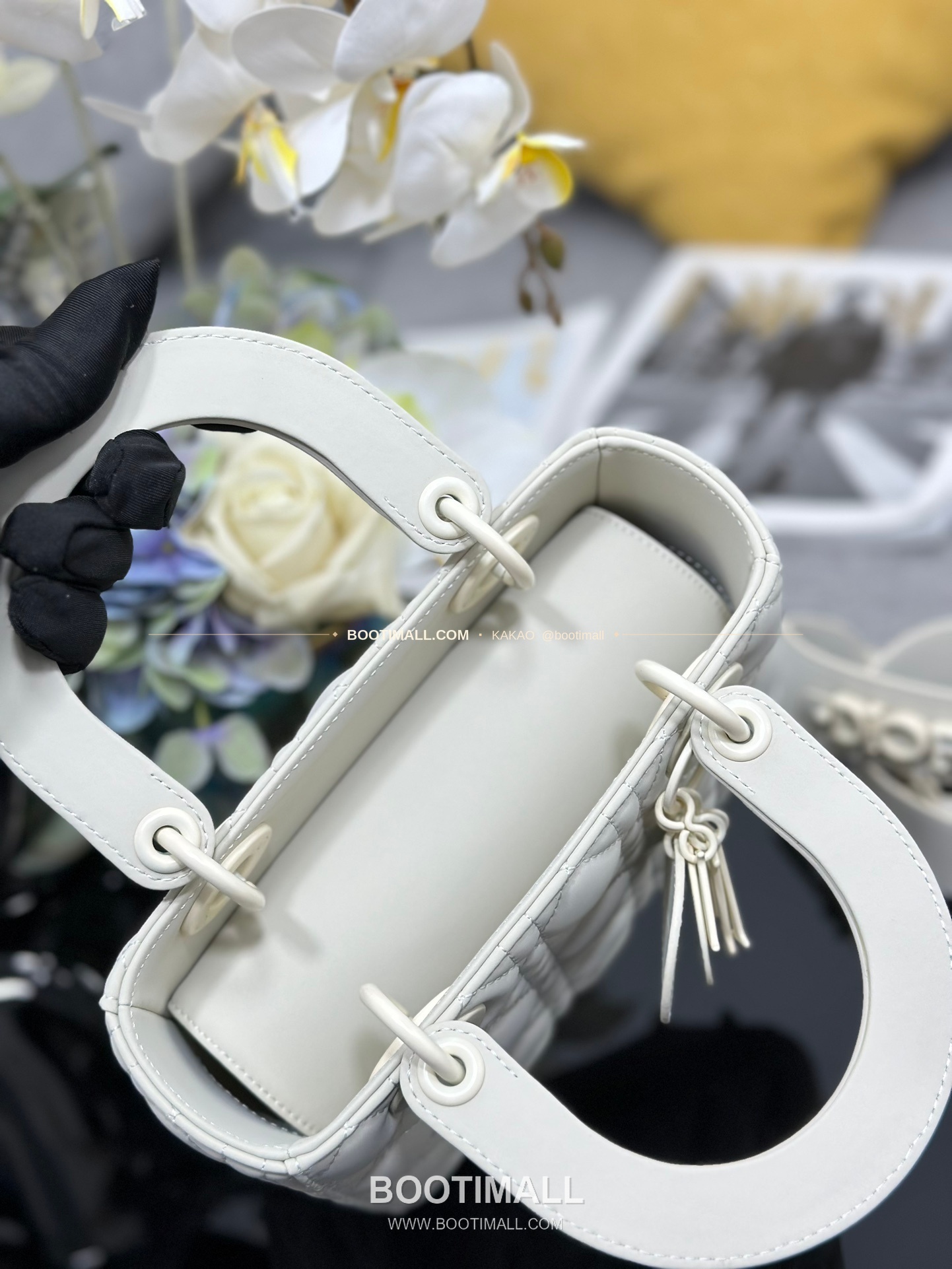 디올 레이디 디올 마이 카프스킨 까나쥬 울트라 매트 배지 참 토트 숄더백 Dior Lady Dior My Calfskin Cannage Ultra Matte Badge D.I.O.R Charm Tote Shoulder Bag M0538 20cm 8