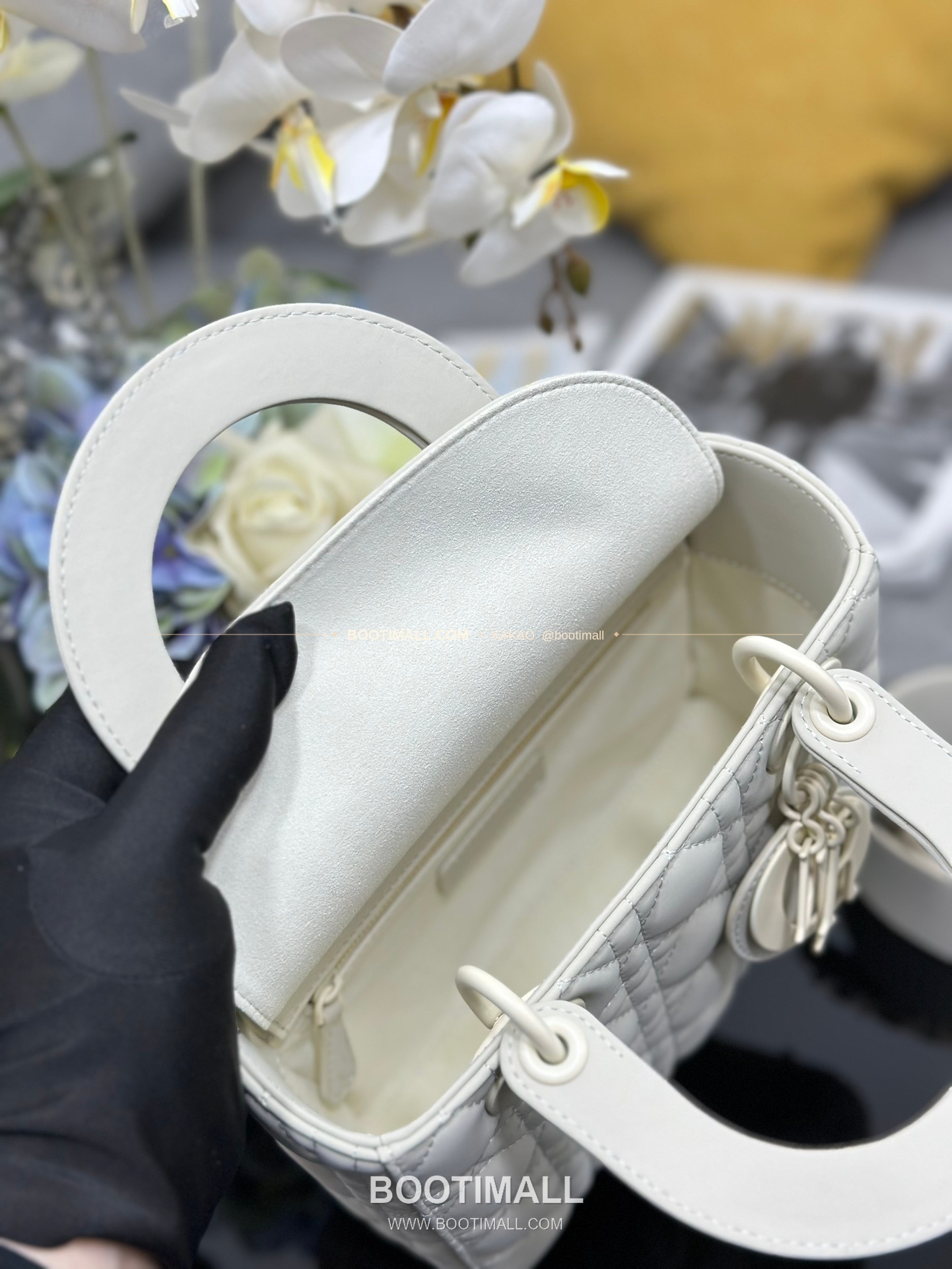 디올 레이디 디올 마이 카프스킨 까나쥬 울트라 매트 배지 참 토트 숄더백 Dior Lady Dior My Calfskin Cannage Ultra Matte Badge D.I.O.R Charm Tote Shoulder Bag M0538 20cm 9