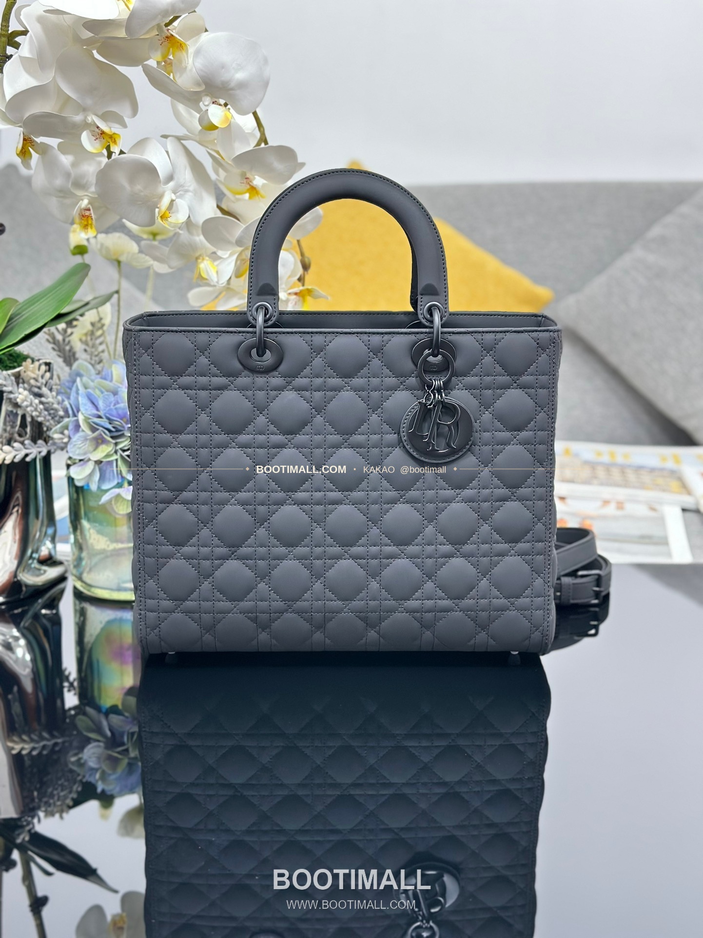 디올 레이디 디올 카프스킨 까나쥬 울트라 매트 플랩 토트 숄더백 Dior Lady Dior Calfskin Cannage Ultra Matte Flap Tote Shoulder Bag M0566 32cm 1