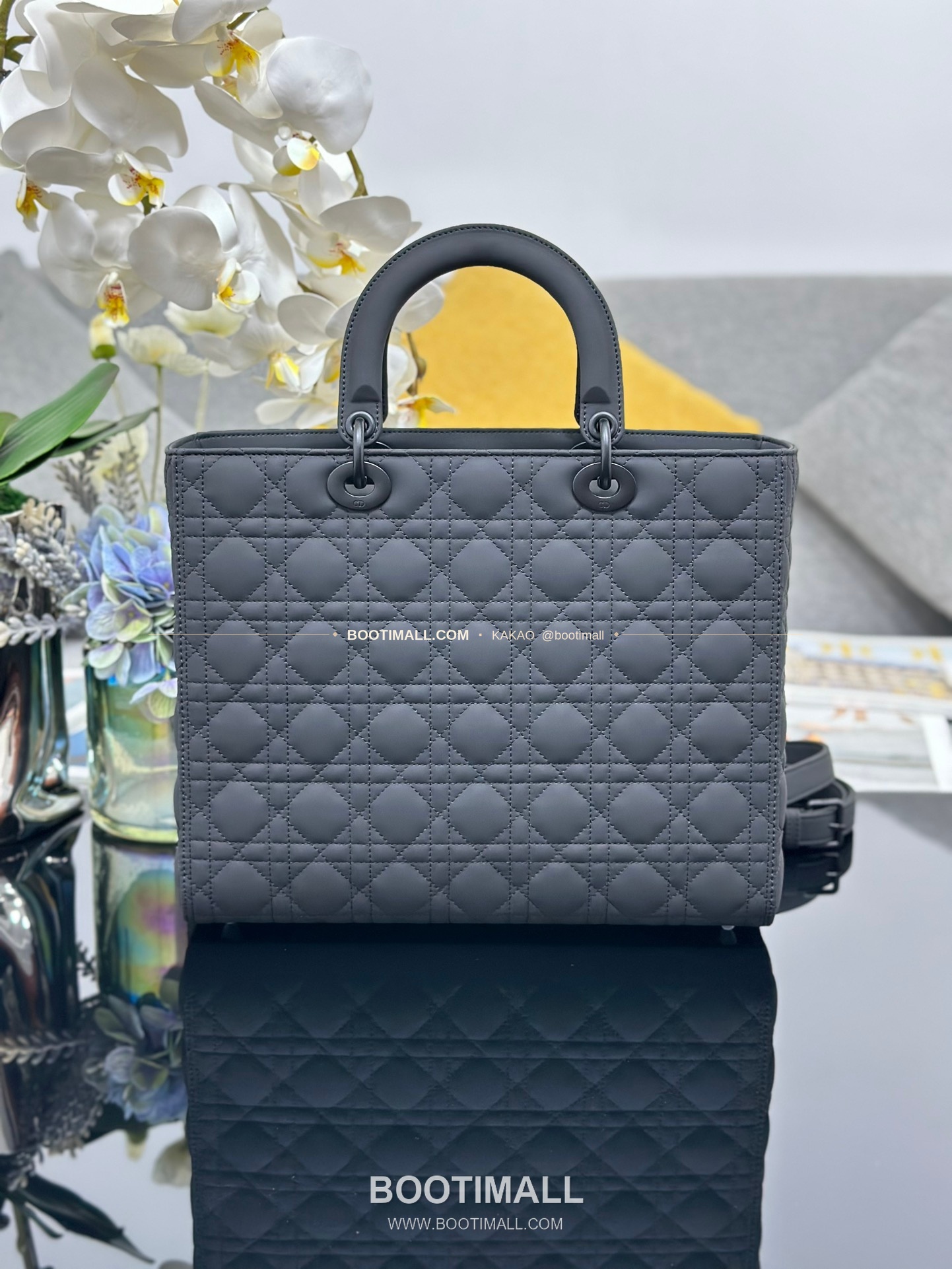 디올 레이디 디올 카프스킨 까나쥬 울트라 매트 플랩 토트 숄더백 Dior Lady Dior Calfskin Cannage Ultra Matte Flap Tote Shoulder Bag M0566 32cm 2