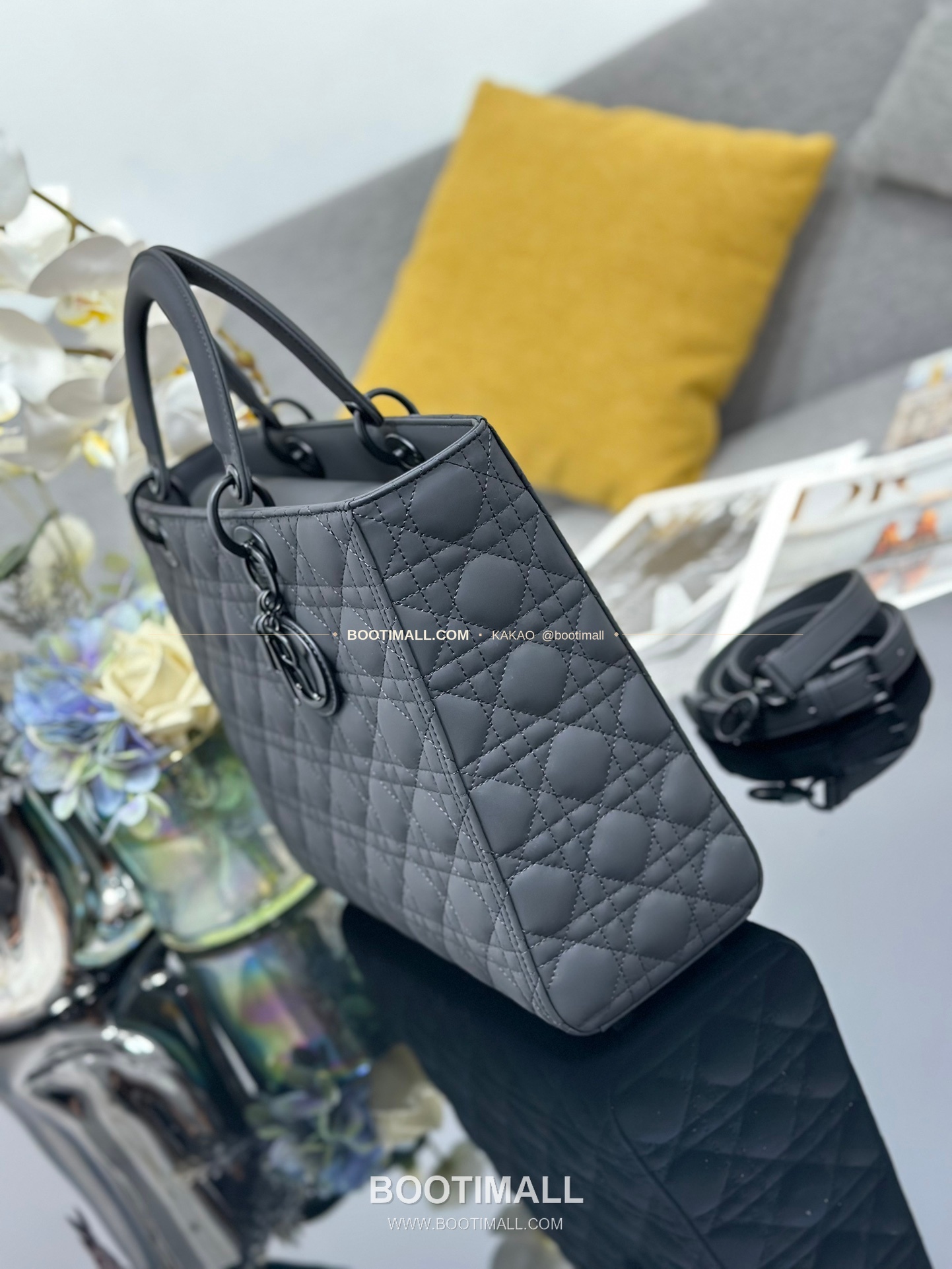 디올 레이디 디올 카프스킨 까나쥬 울트라 매트 플랩 토트 숄더백 Dior Lady Dior Calfskin Cannage Ultra Matte Flap Tote Shoulder Bag M0566 32cm 3