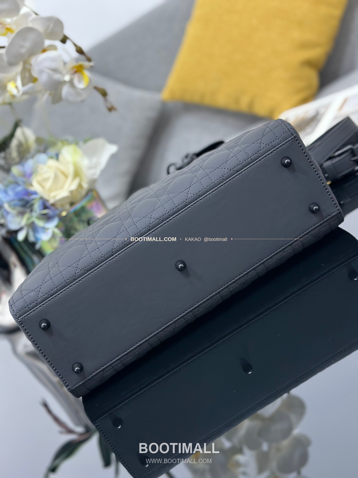 디올 레이디 디올 카프스킨 까나쥬 울트라 매트 플랩 토트 숄더백 Dior Lady Dior Calfskin Cannage Ultra Matte Flap Tote Shoulder Bag M0566 32cm 4