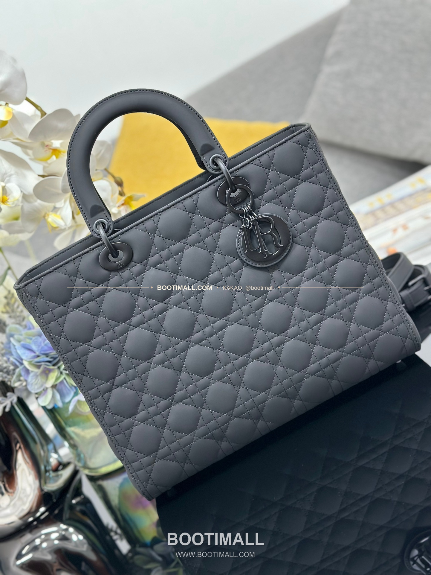 디올 레이디 디올 카프스킨 까나쥬 울트라 매트 플랩 토트 숄더백 Dior Lady Dior Calfskin Cannage Ultra Matte Flap Tote Shoulder Bag M0566 32cm 5