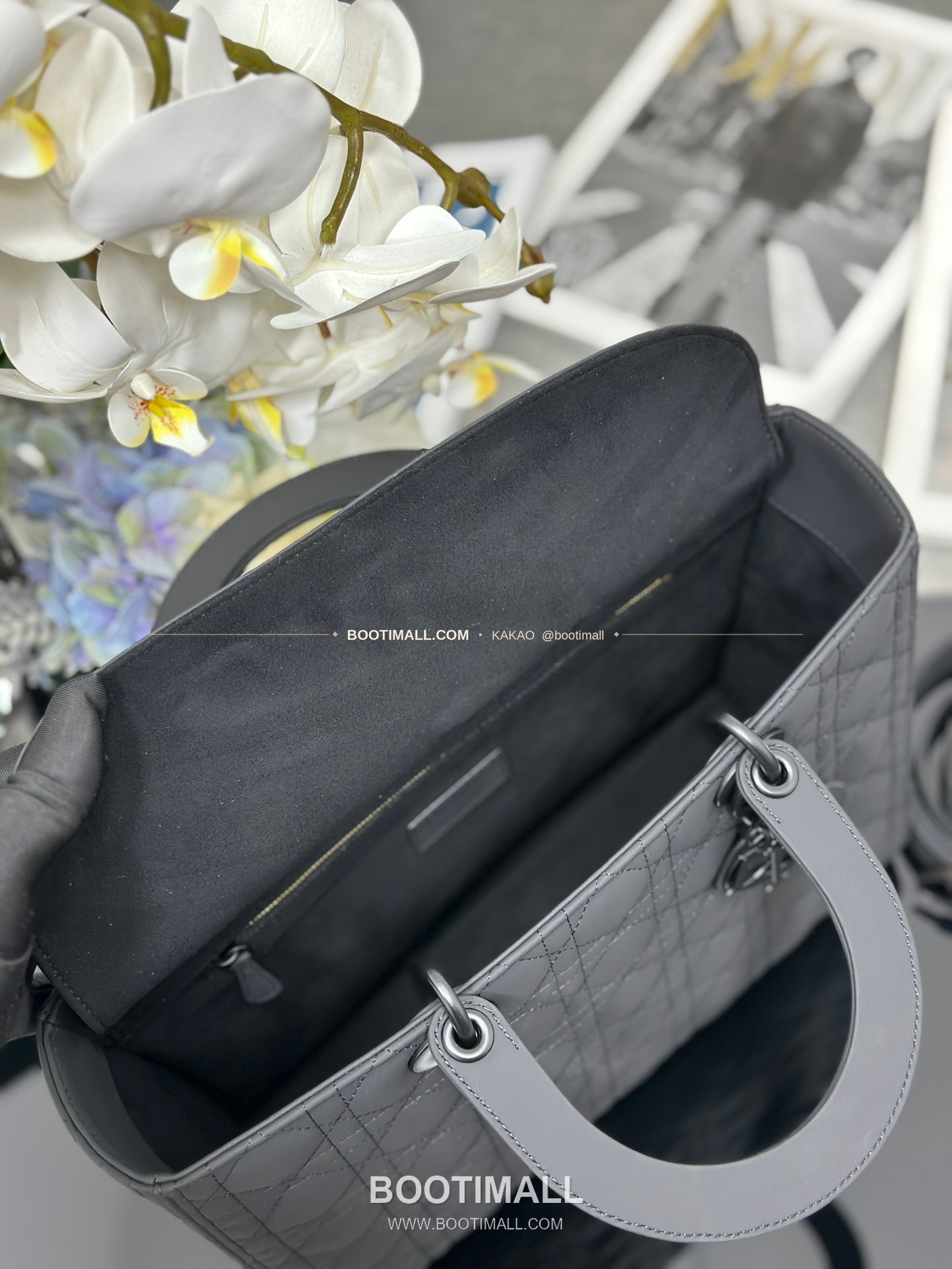 디올 레이디 디올 카프스킨 까나쥬 울트라 매트 플랩 토트 숄더백 Dior Lady Dior Calfskin Cannage Ultra Matte Flap Tote Shoulder Bag M0566 32cm 8