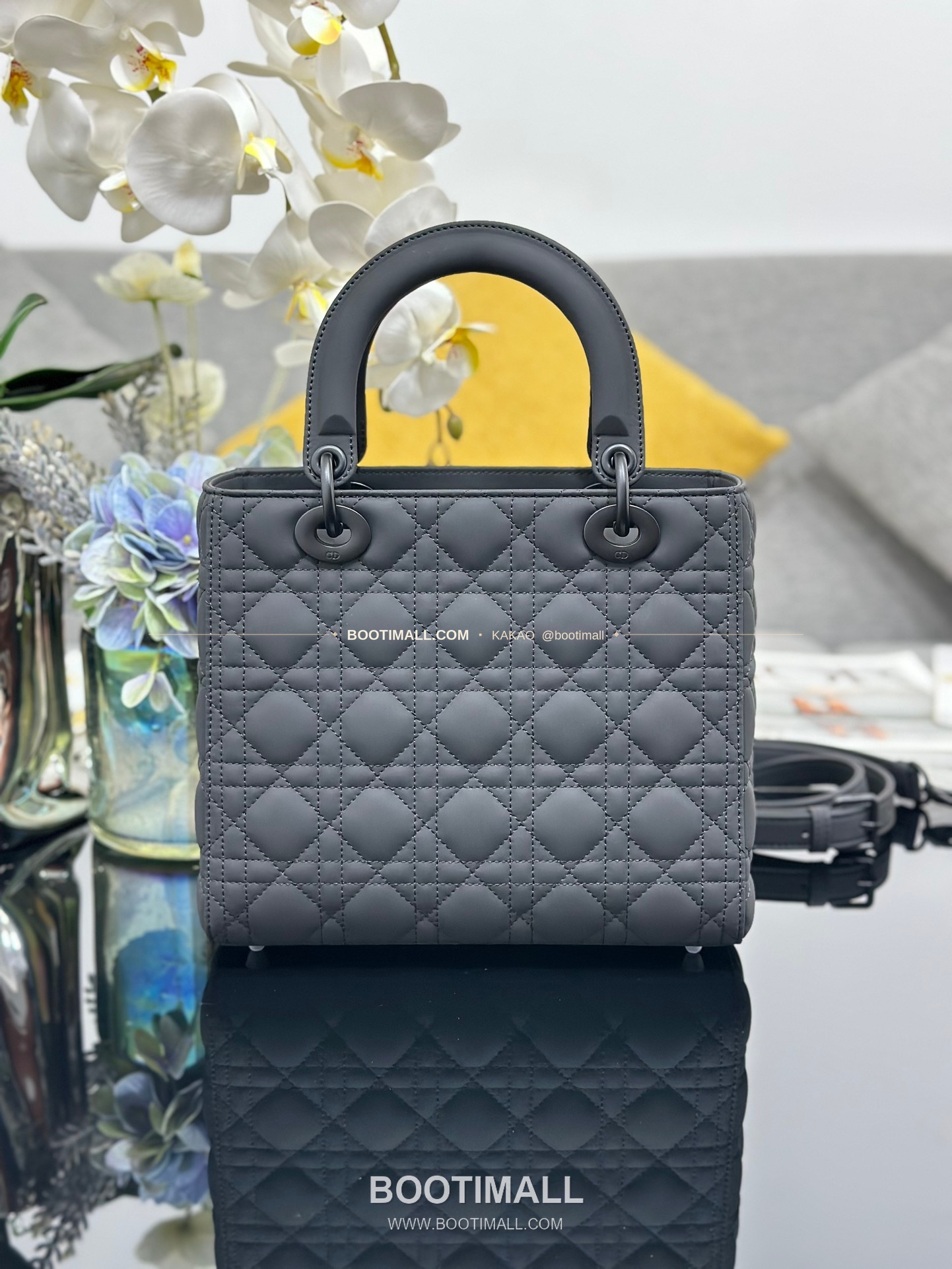 디올 레이디 디올 카프스킨 까나쥬 울트라 매트 플랩 토트 숄더백 Dior Lady Dior Calfskin Cannage Ultra Matte Flap Tote Shoulder Bag M0565 24cm 2