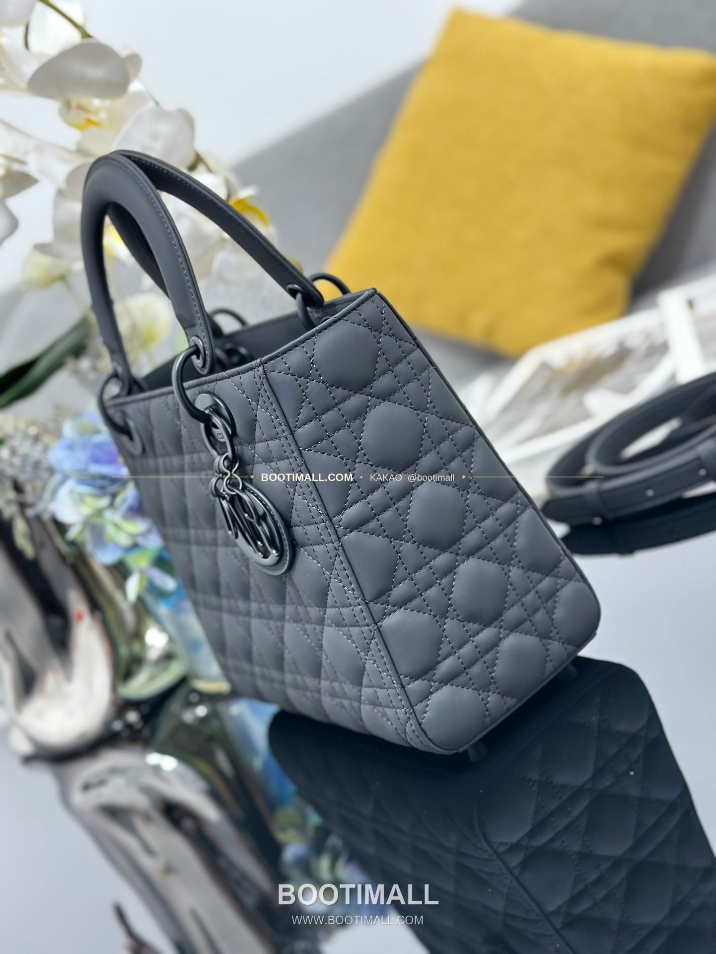 디올 레이디 디올 카프스킨 까나쥬 울트라 매트 플랩 토트 숄더백 Dior Lady Dior Calfskin Cannage Ultra Matte Flap Tote Shoulder Bag M0565 24cm 3