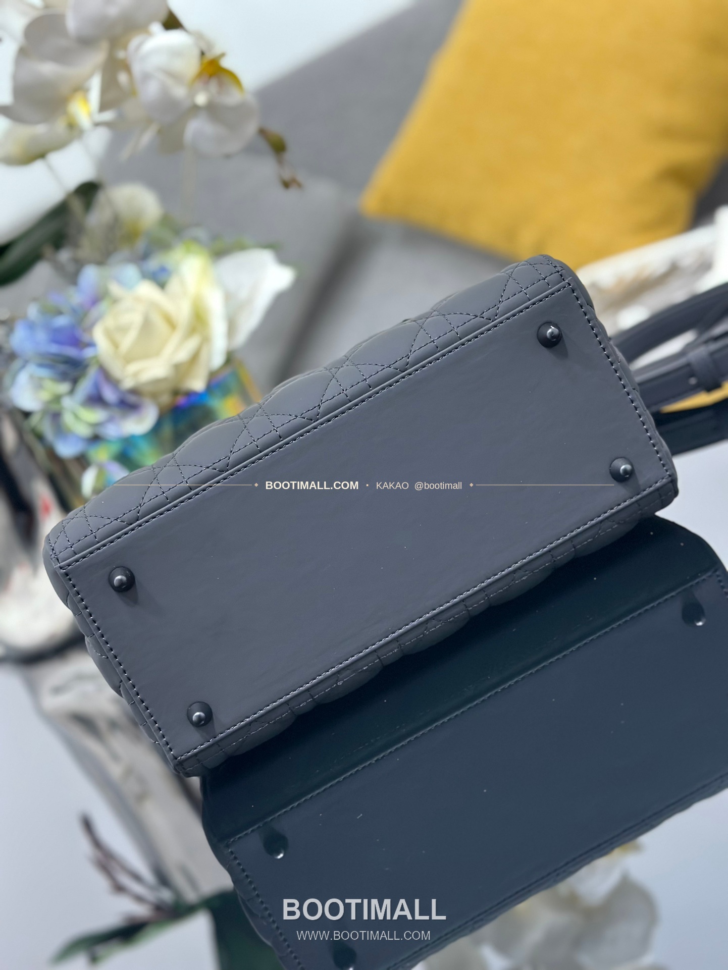 디올 레이디 디올 카프스킨 까나쥬 울트라 매트 플랩 토트 숄더백 Dior Lady Dior Calfskin Cannage Ultra Matte Flap Tote Shoulder Bag M0565 24cm 4