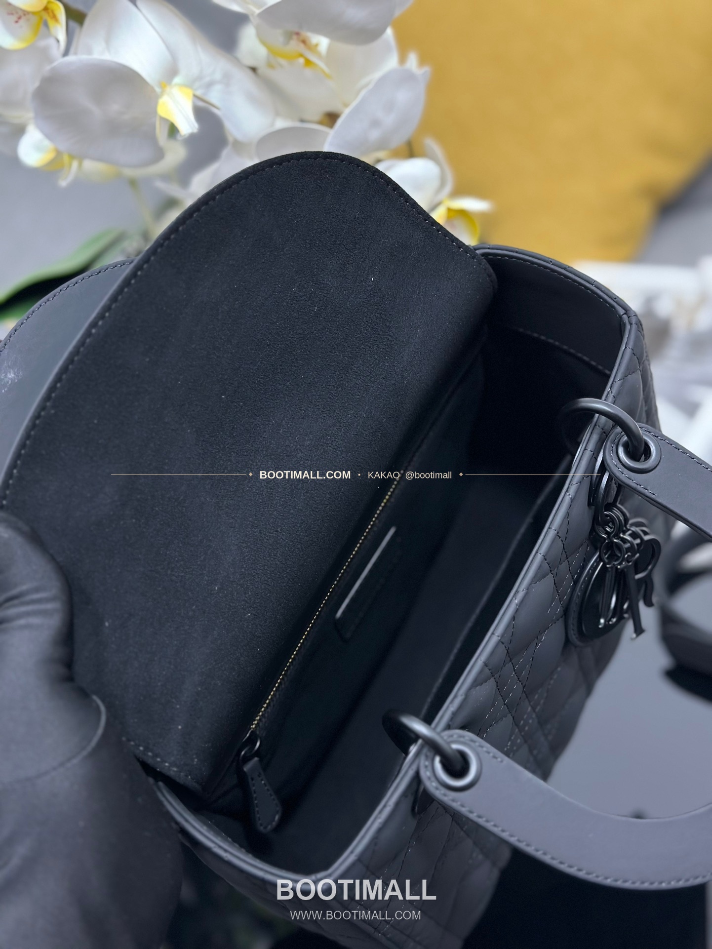 디올 레이디 디올 카프스킨 까나쥬 울트라 매트 플랩 토트 숄더백 Dior Lady Dior Calfskin Cannage Ultra Matte Flap Tote Shoulder Bag M0565 24cm 8