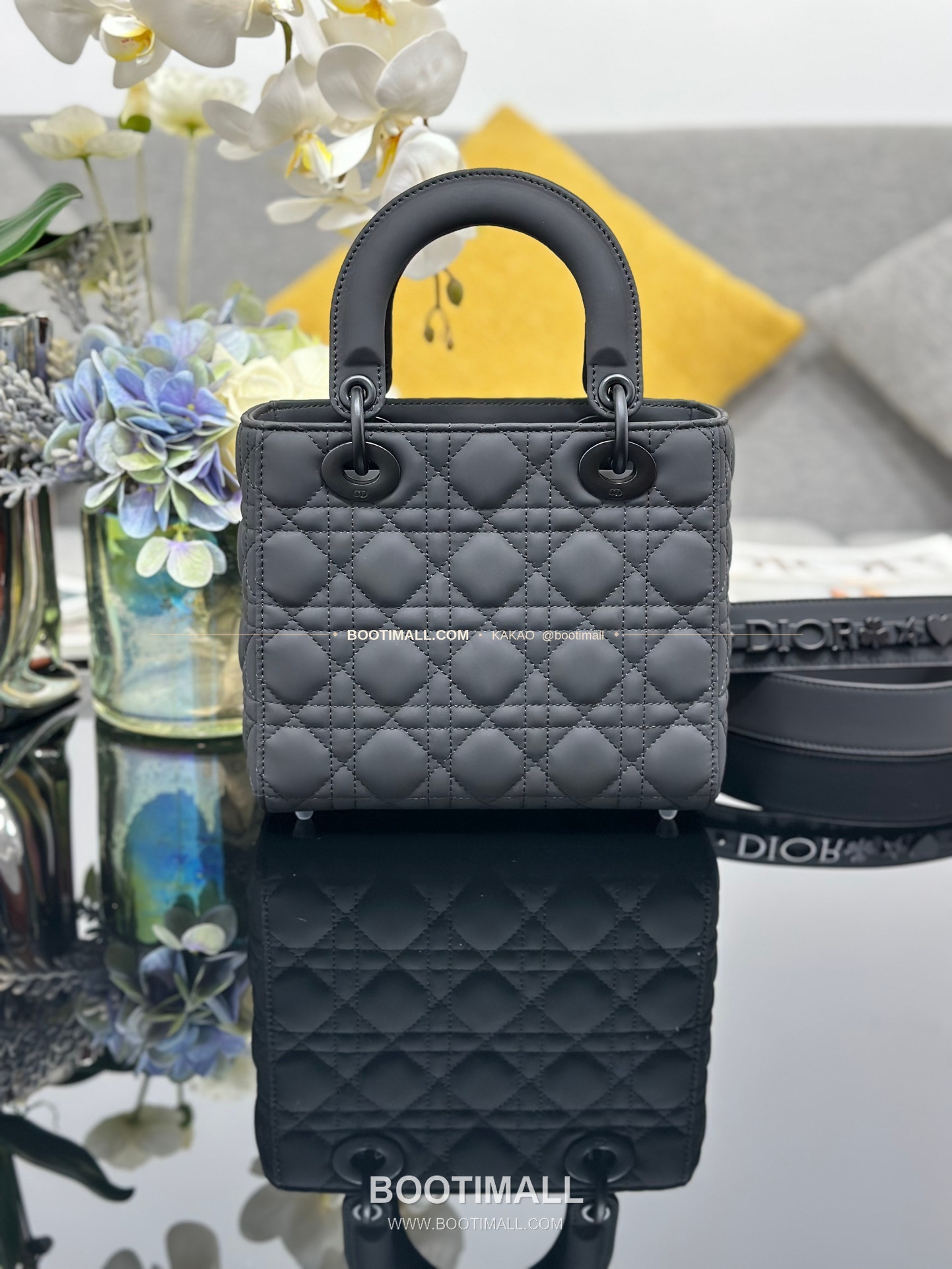 디올 레이디 디올 마이 카프스킨 까나쥬 울트라 매트 배지 참 토트 숄더백 Dior Lady Dior My Calfskin Cannage Ultra Matte Badge D.I.O.R Charm Tote Shoulder Bag M0538 20cm 2