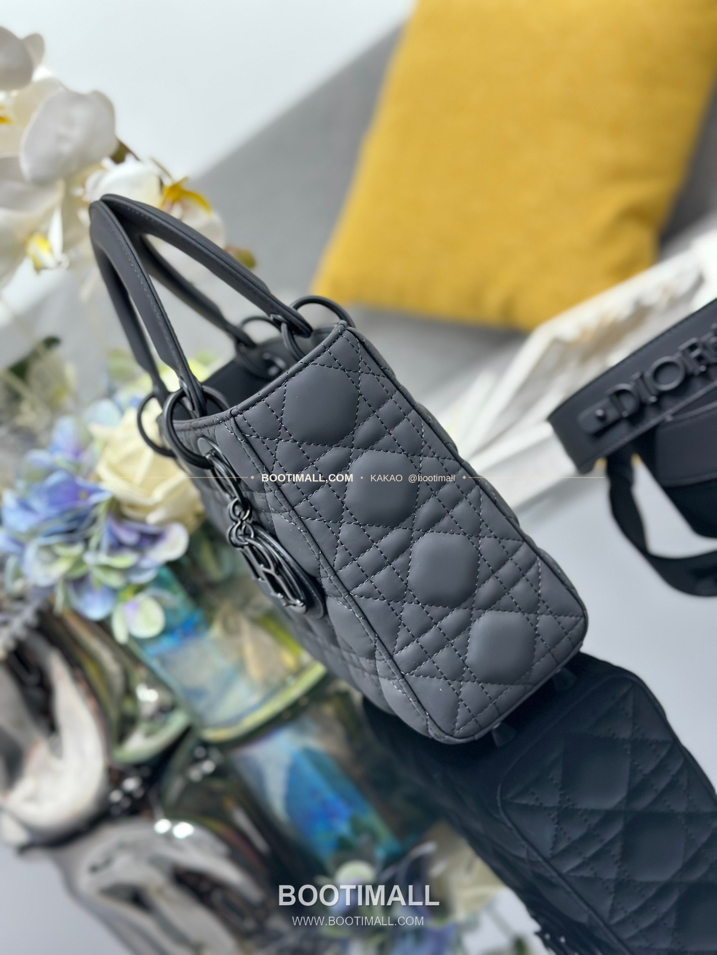 디올 레이디 디올 마이 카프스킨 까나쥬 울트라 매트 배지 참 토트 숄더백 Dior Lady Dior My Calfskin Cannage Ultra Matte Badge D.I.O.R Charm Tote Shoulder Bag M0538 20cm 3