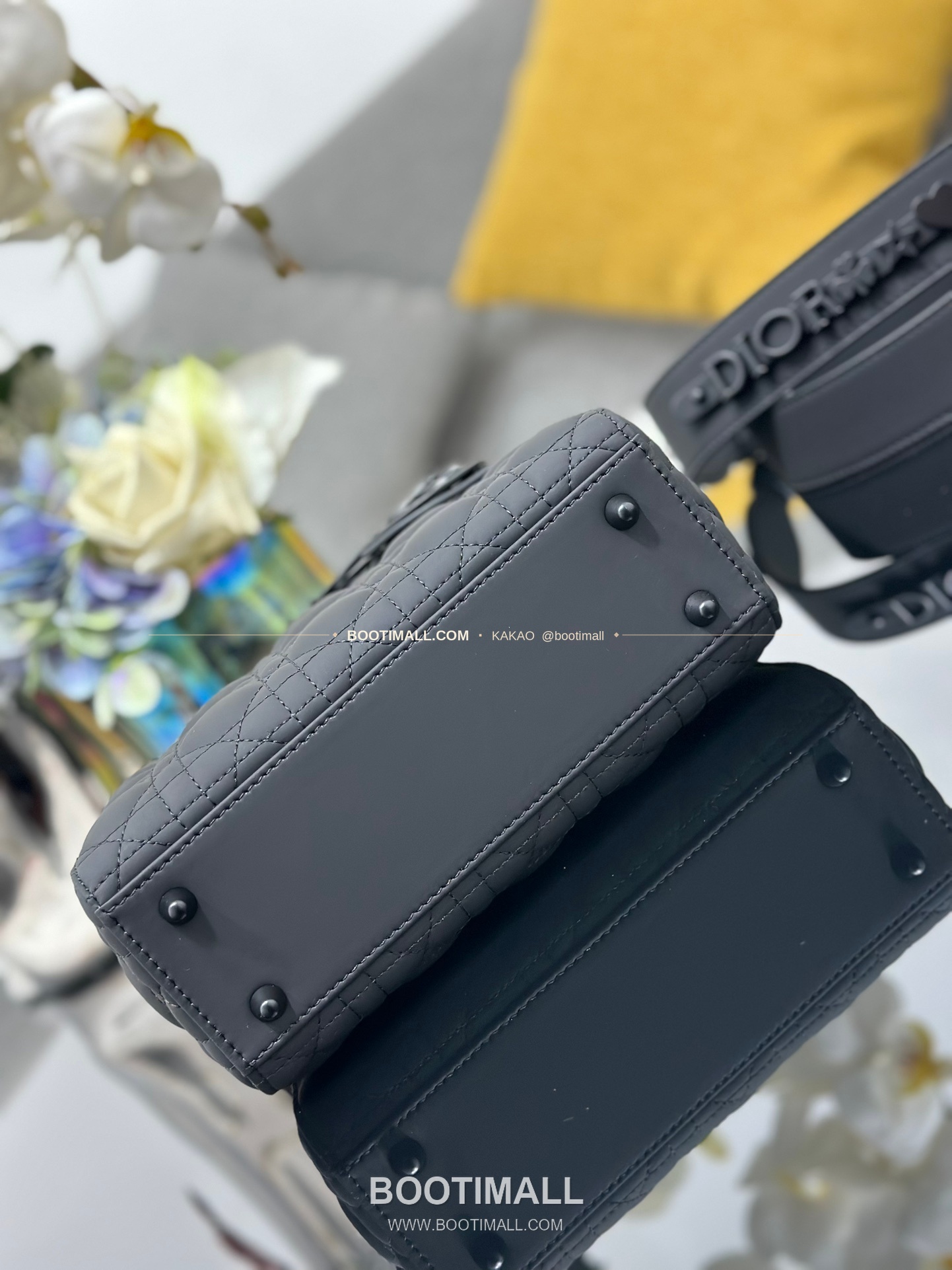 디올 레이디 디올 마이 카프스킨 까나쥬 울트라 매트 배지 참 토트 숄더백 Dior Lady Dior My Calfskin Cannage Ultra Matte Badge D.I.O.R Charm Tote Shoulder Bag M0538 20cm 4