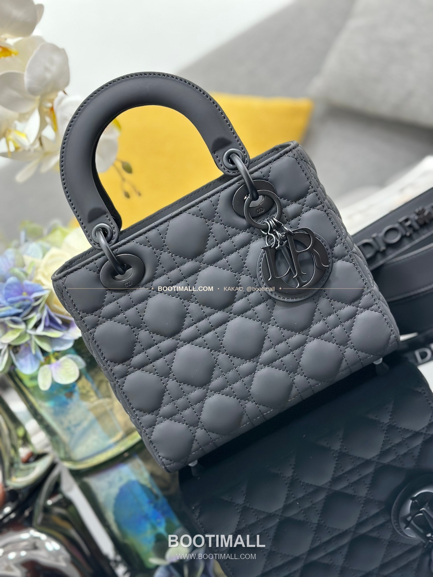 디올 레이디 디올 마이 카프스킨 까나쥬 울트라 매트 배지 참 토트 숄더백 Dior Lady Dior My Calfskin Cannage Ultra Matte Badge D.I.O.R Charm Tote Shoulder Bag M0538 20cm 5