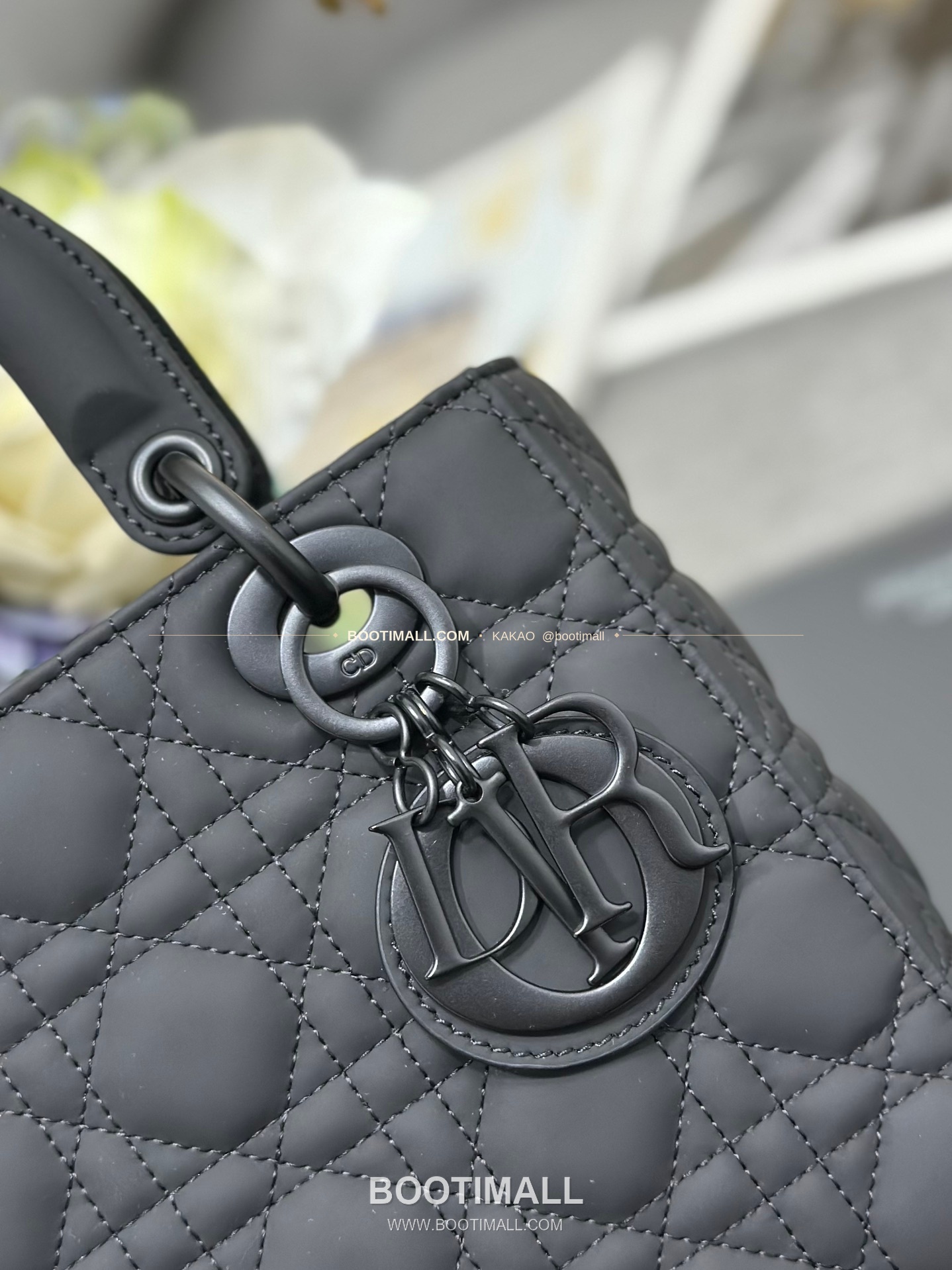 디올 레이디 디올 마이 카프스킨 까나쥬 울트라 매트 배지 참 토트 숄더백 Dior Lady Dior My Calfskin Cannage Ultra Matte Badge D.I.O.R Charm Tote Shoulder Bag M0538 20cm 6