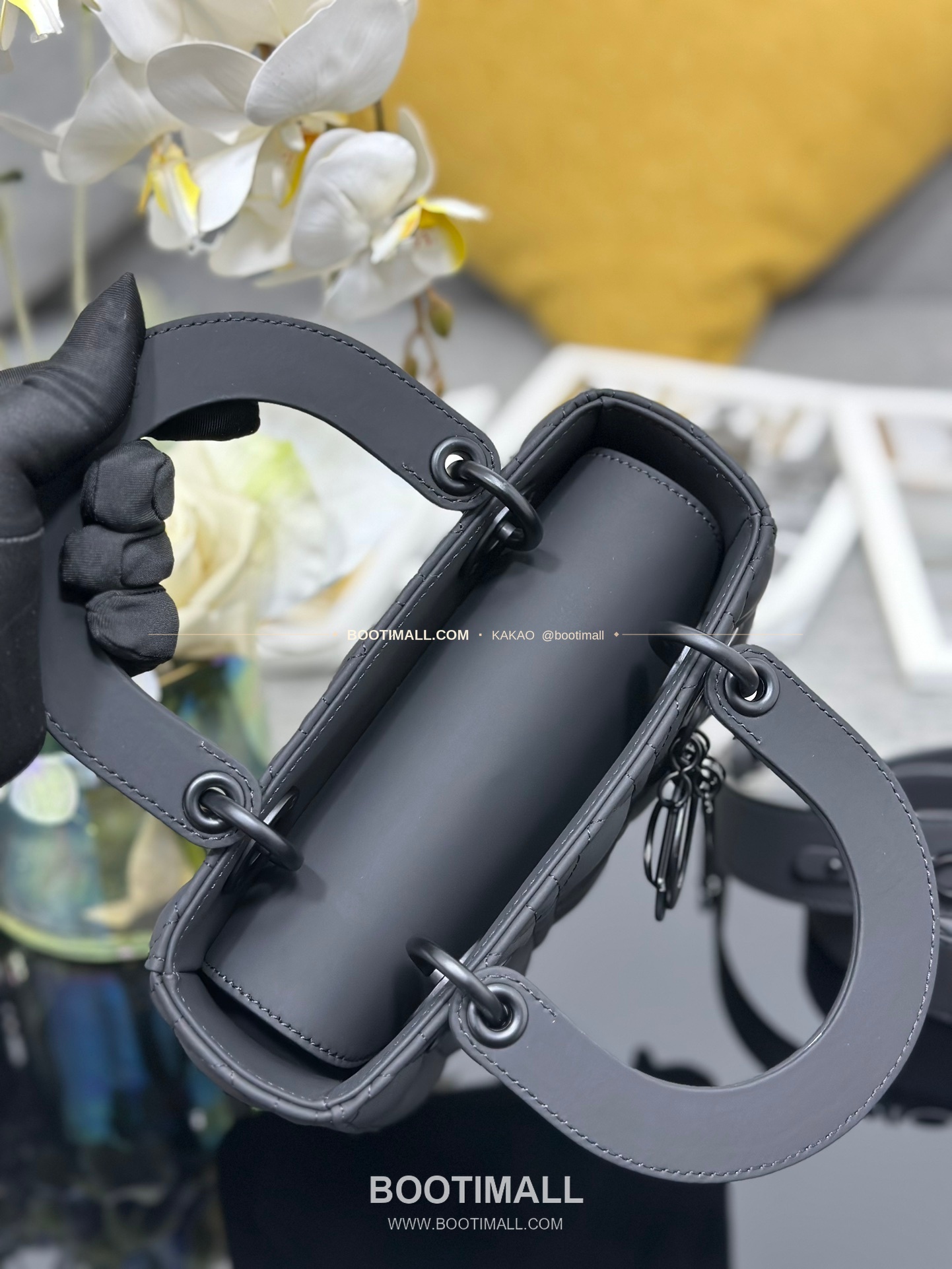 디올 레이디 디올 마이 카프스킨 까나쥬 울트라 매트 배지 참 토트 숄더백 Dior Lady Dior My Calfskin Cannage Ultra Matte Badge D.I.O.R Charm Tote Shoulder Bag M0538 20cm 7