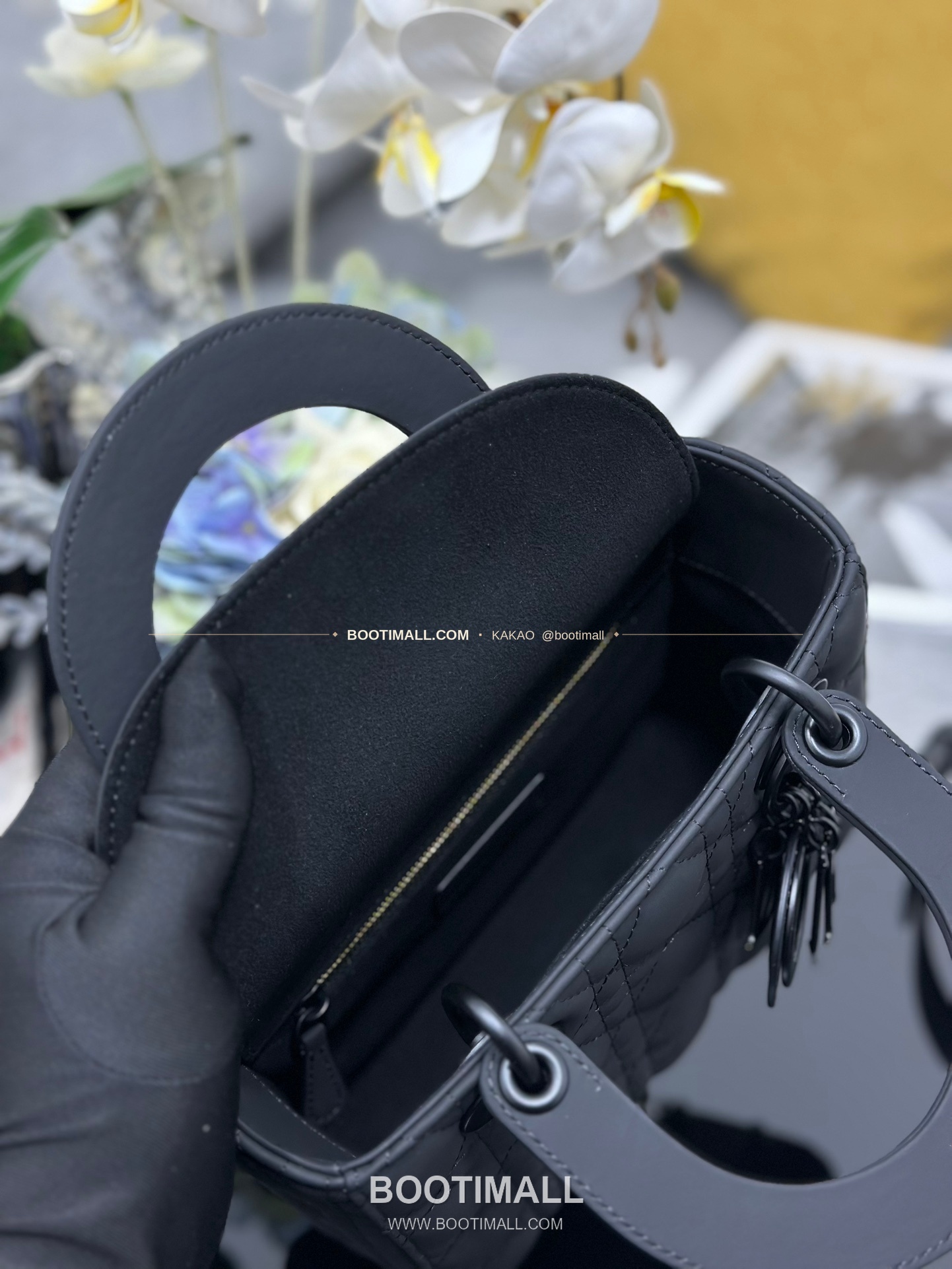 디올 레이디 디올 마이 카프스킨 까나쥬 울트라 매트 배지 참 토트 숄더백 Dior Lady Dior My Calfskin Cannage Ultra Matte Badge D.I.O.R Charm Tote Shoulder Bag M0538 20cm 8