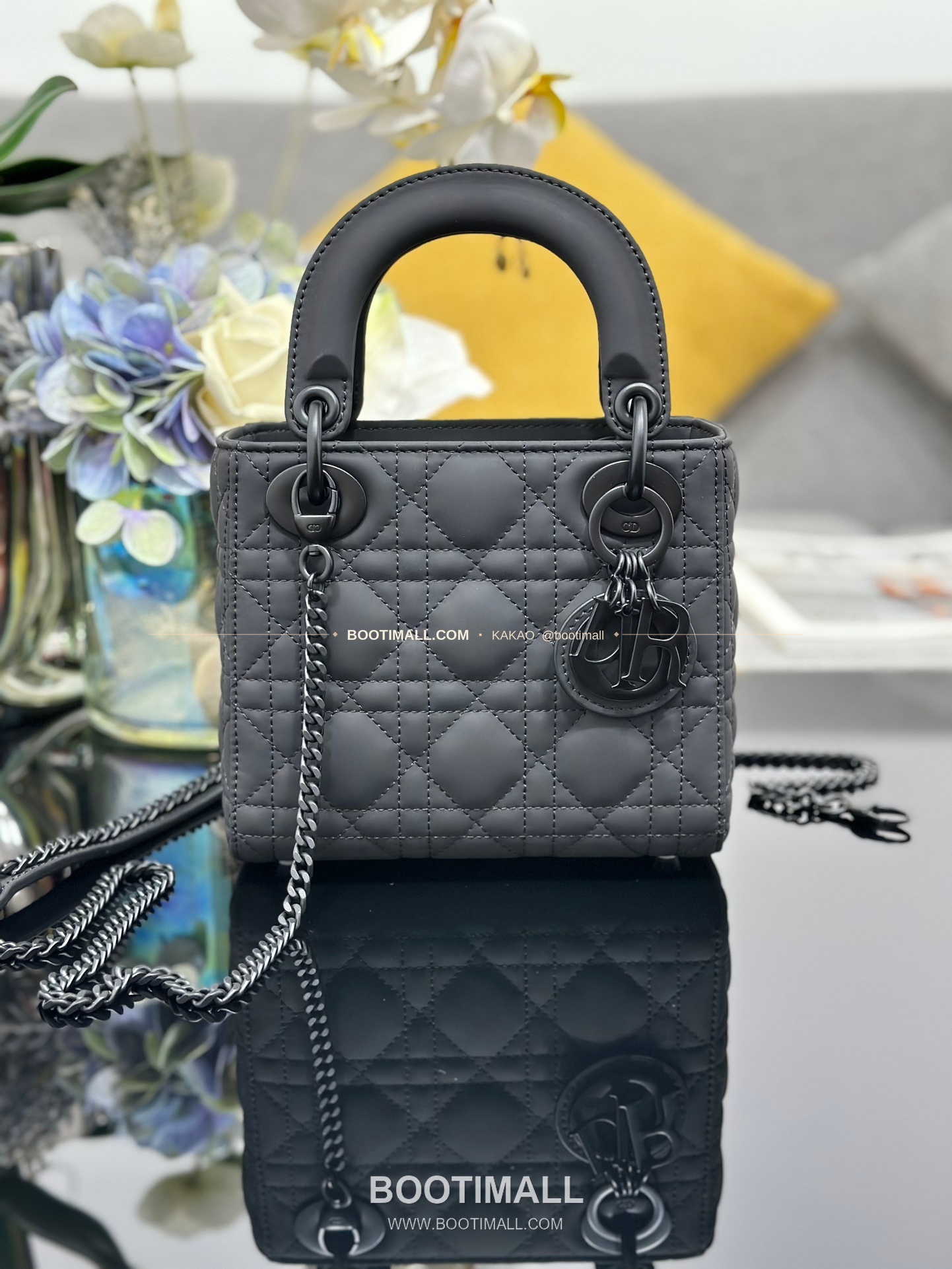 디올 레이디 디올 카프스킨 까나쥬 울트라 매트 플랩 미니 체인 숄더백 Dior Lady Dior Calfskin Cannage Ultra Matte Flap Mini Chain Shoulder Bag M0505 17cm 1