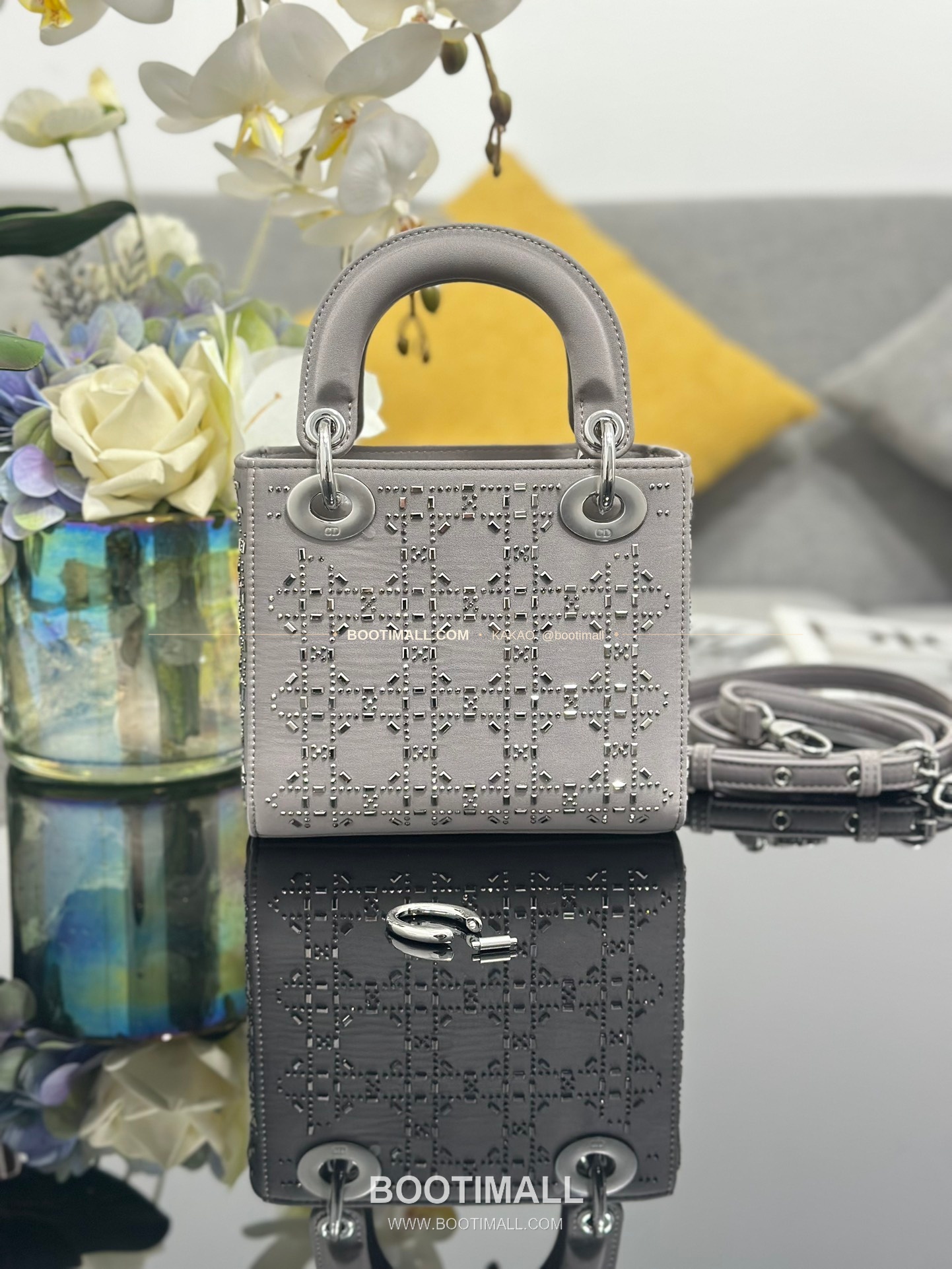 디올 레이디 디올 새틴 까나쥬 크리스탈 자수 D.I.O.R 참 미니 체인 숄더백 Dior Lady Dior Satin Cannage Crystal Embroidered D.I.O.R Charm Mini Chain Shoulder Bag M0505 17cm 2