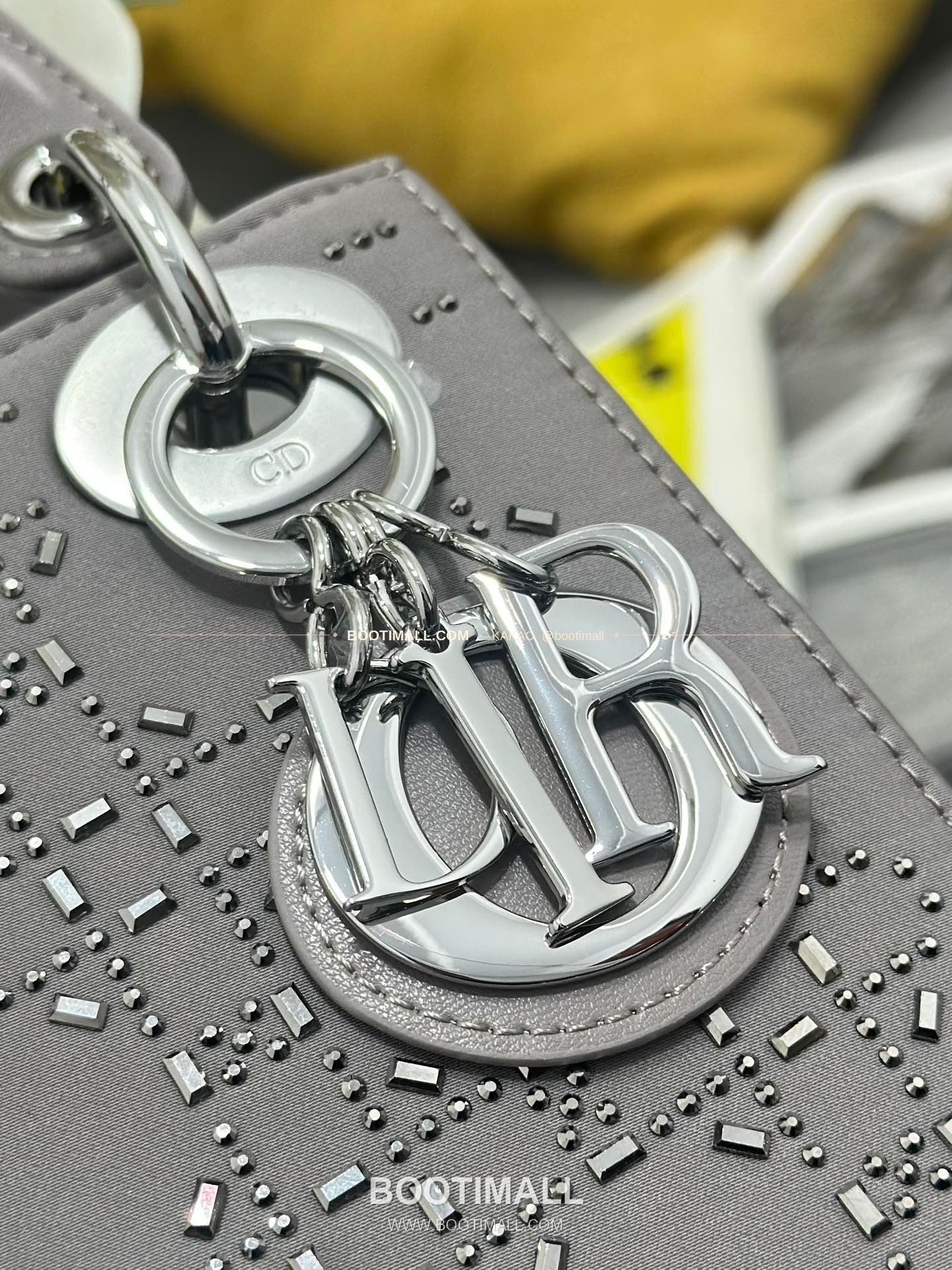 디올 레이디 디올 새틴 까나쥬 크리스탈 자수 D.I.O.R 참 미니 체인 숄더백 Dior Lady Dior Satin Cannage Crystal Embroidered D.I.O.R Charm Mini Chain Shoulder Bag M0505 17cm 6