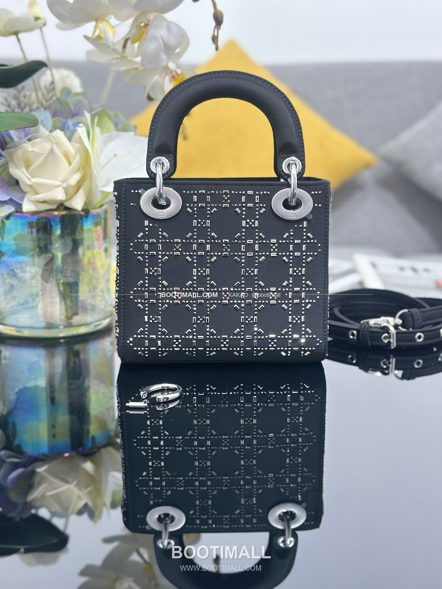 디올 레이디 디올 새틴 까나쥬 크리스탈 자수 D.I.O.R 참 미니 체인 숄더백 Dior Lady Dior Satin Cannage Crystal Embroidered D.I.O.R Charm Mini Chain Shoulder Bag M0505 17cm 2