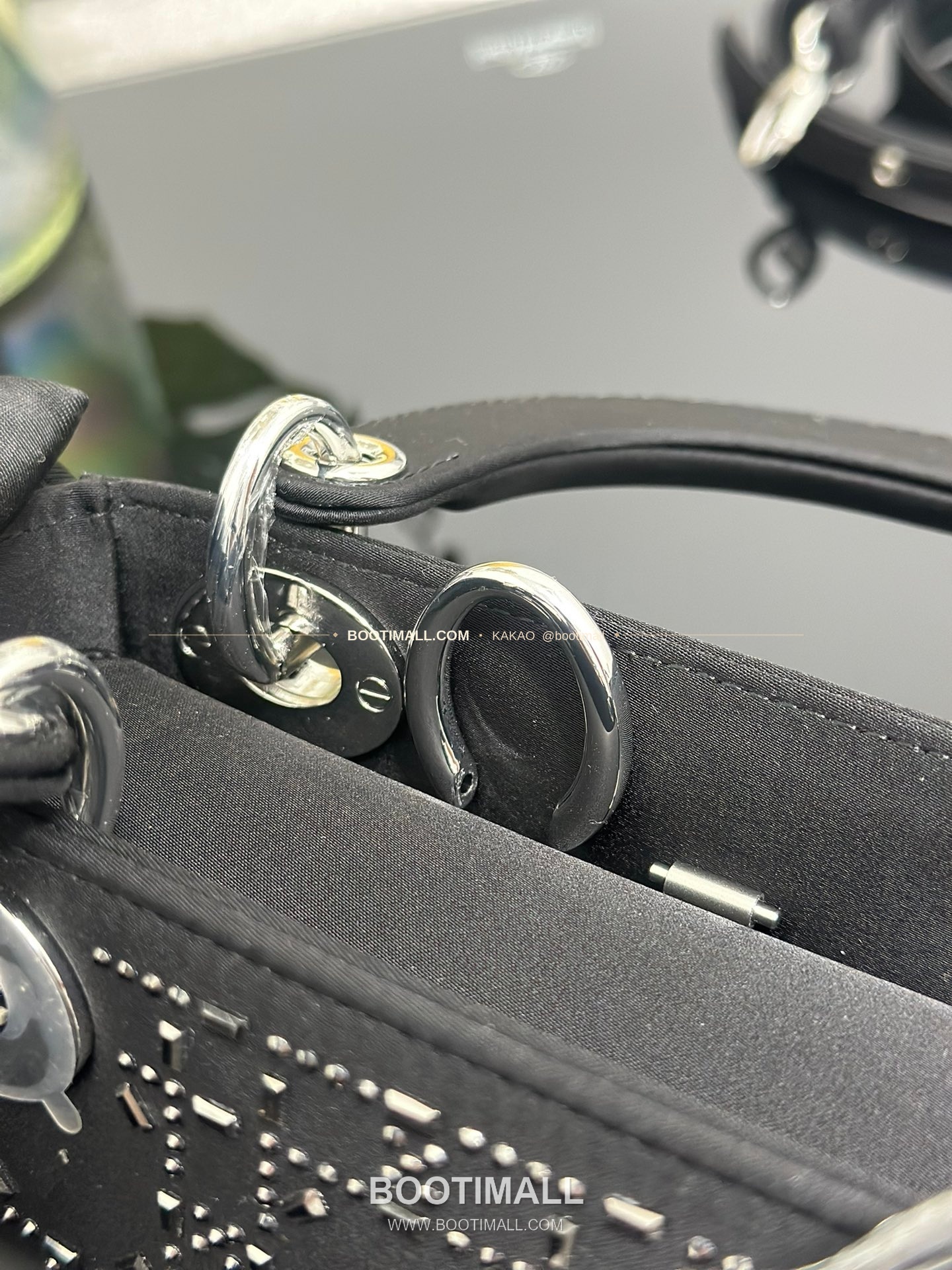 디올 레이디 디올 새틴 까나쥬 크리스탈 자수 D.I.O.R 참 미니 체인 숄더백 Dior Lady Dior Satin Cannage Crystal Embroidered D.I.O.R Charm Mini Chain Shoulder Bag M0505 17cm 6