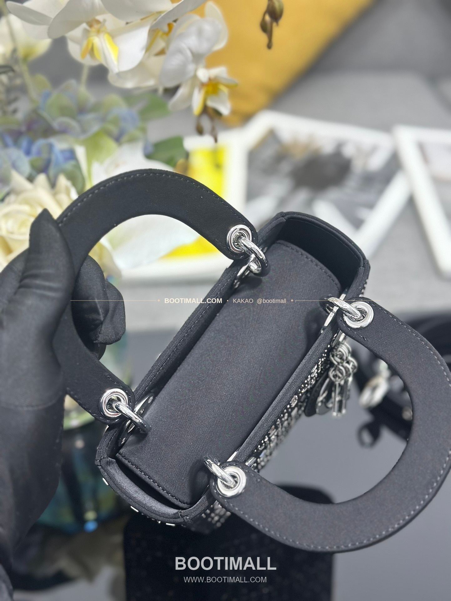 디올 레이디 디올 새틴 까나쥬 크리스탈 자수 D.I.O.R 참 미니 체인 숄더백 Dior Lady Dior Satin Cannage Crystal Embroidered D.I.O.R Charm Mini Chain Shoulder Bag M0505 17cm 7