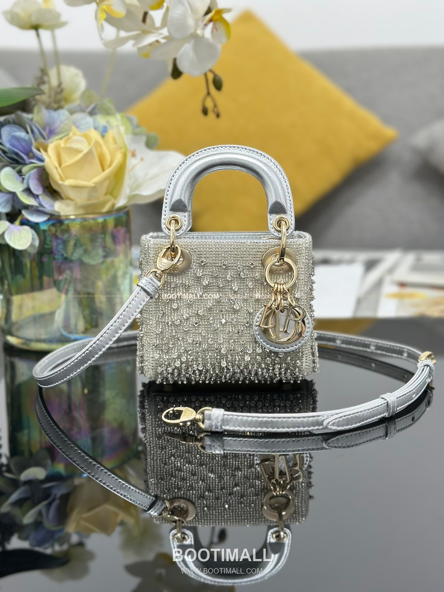 디올 레이디 디올 새틴 그라데이션 크리스탈 자수 D.I.O.R 참 초미니 체인 숄더백 Dior Lady Dior Satin Gradient Crystal Embroidered D.I.O.R Charm Micro Chain Shoulder Bag S0856 12cm 1